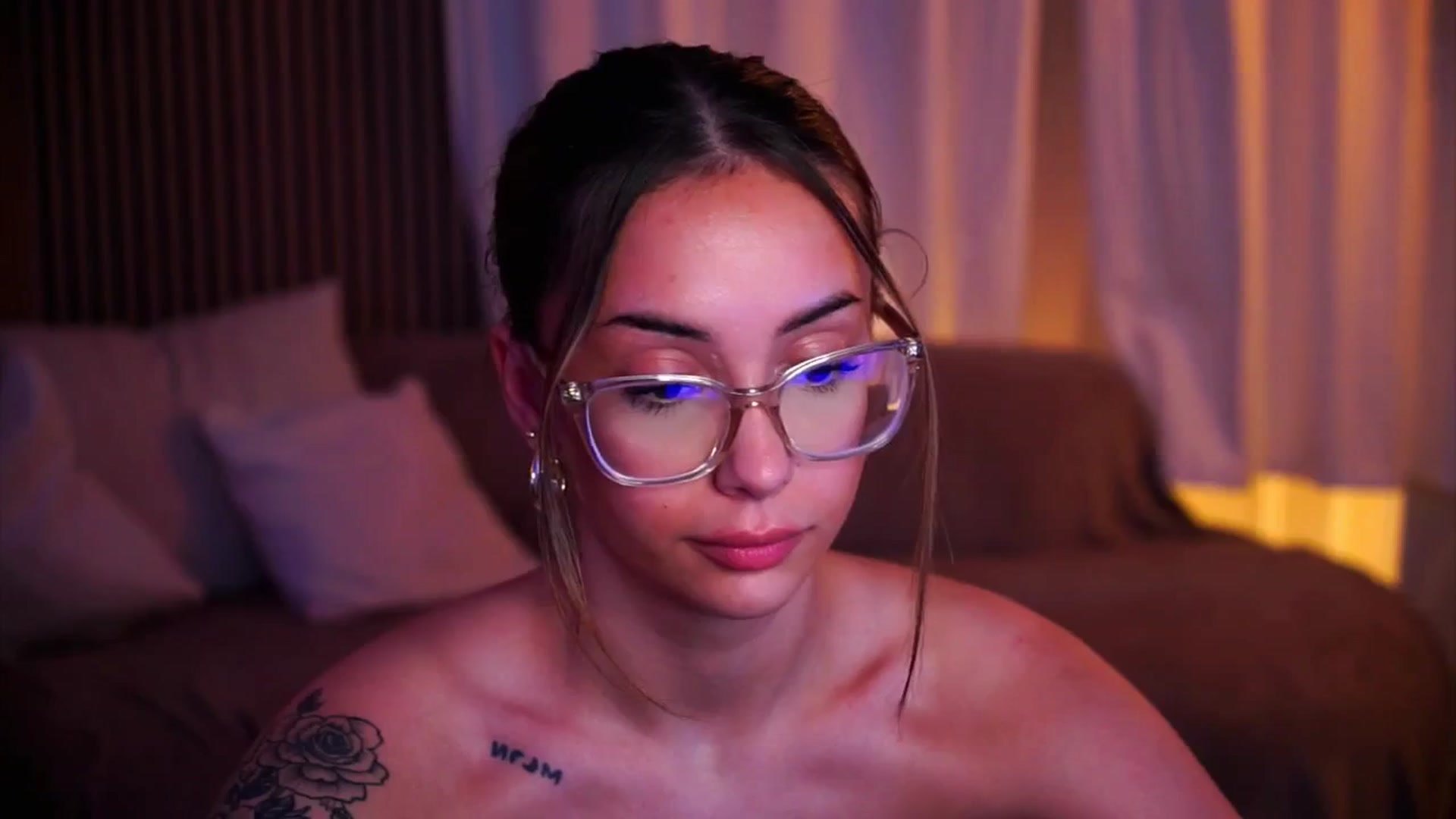 Gallery image thumbnail from Naomii18's myfreecams stream on, 05/27/2025, 22:00 image 4 of 20