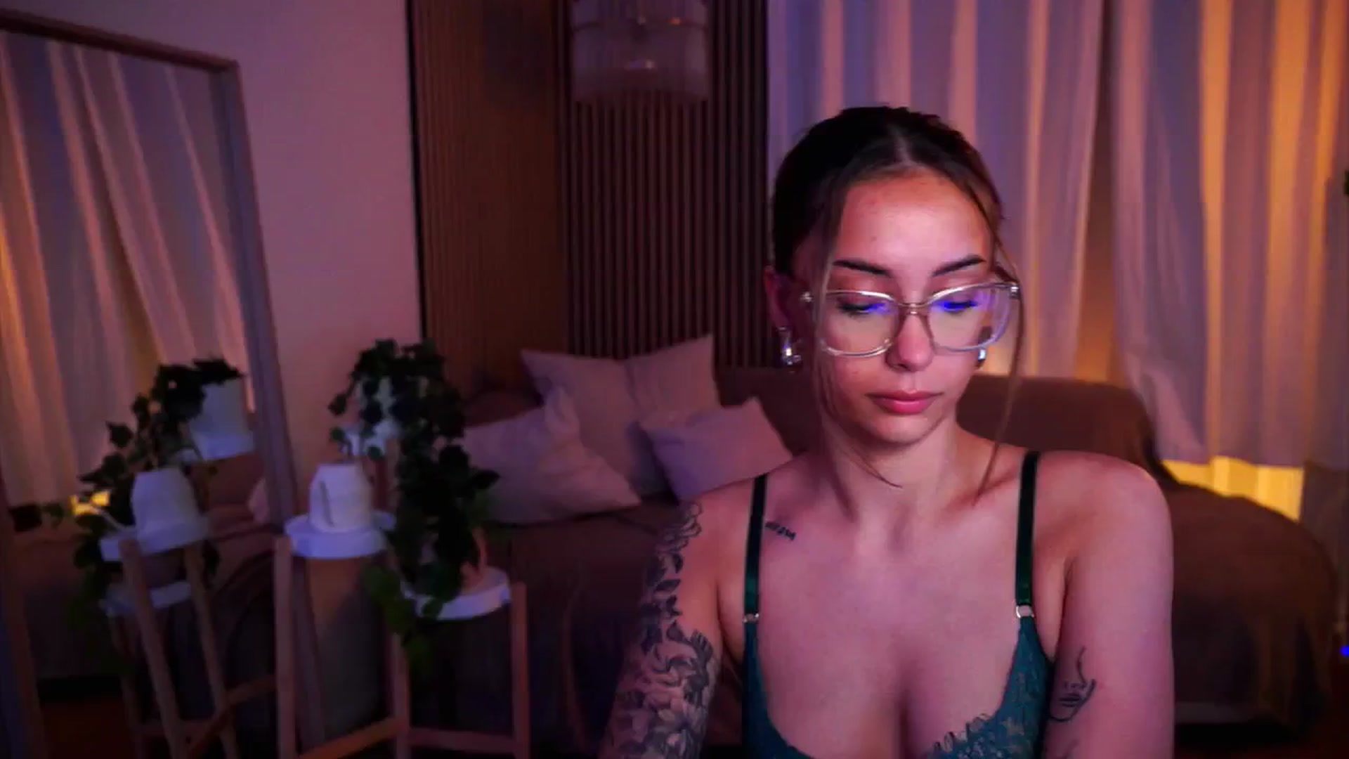 Gallery image thumbnail from Naomii18's myfreecams stream on, 05/27/2025, 22:00 image 19 of 20