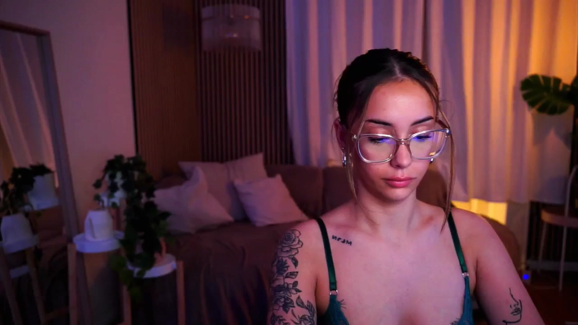 Gallery image thumbnail from Naomii18's myfreecams stream on, 05/27/2025, 22:00 image 8 of 20