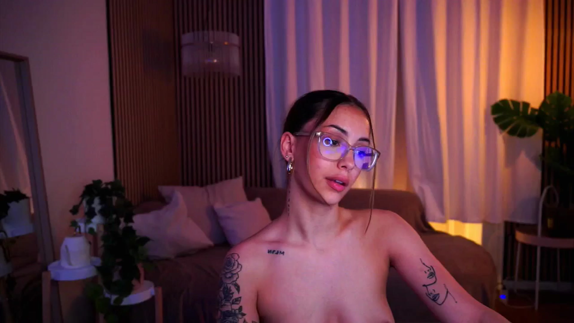 Gallery image thumbnail from Naomii18's myfreecams stream on, 05/27/2025, 22:00 image 5 of 20