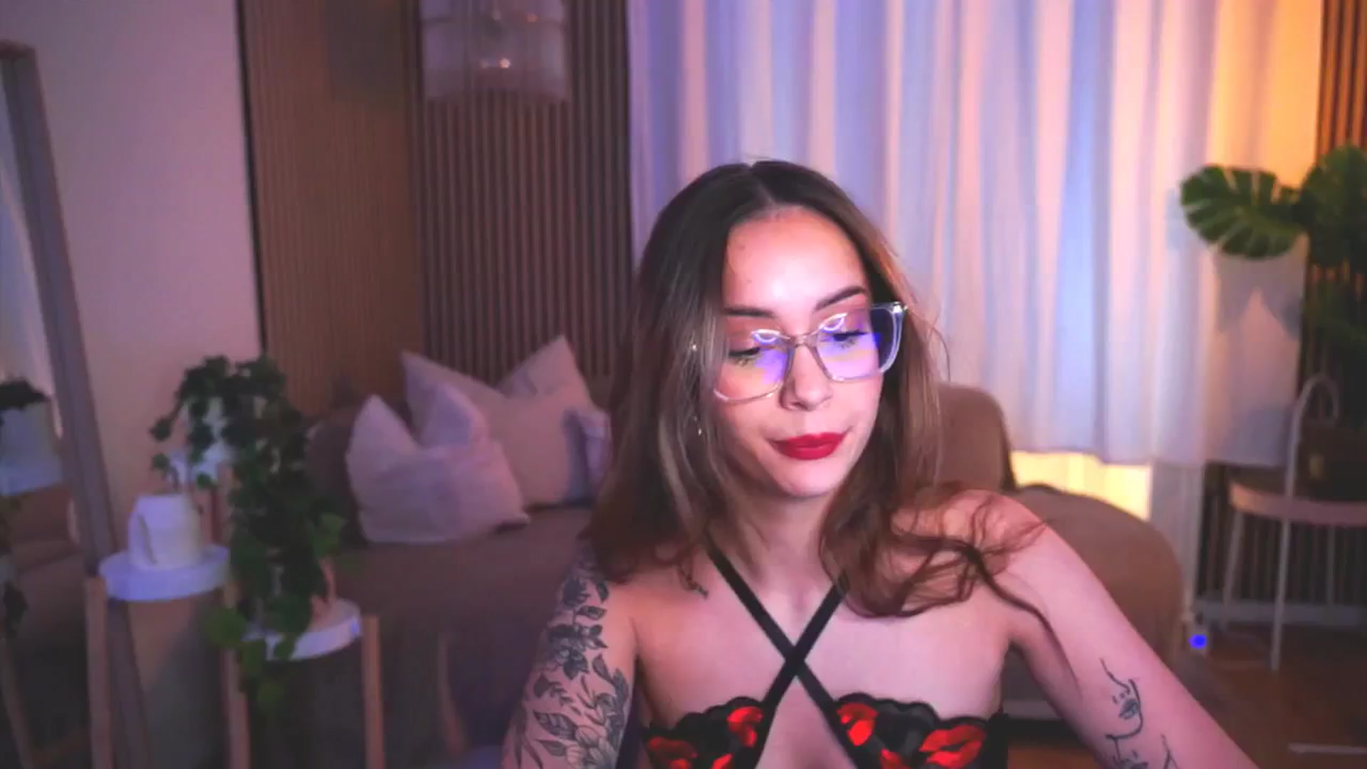Gallery image thumbnail from Naomii18's myfreecams stream on, 05/28/2025, 16:44 image 3 of 20