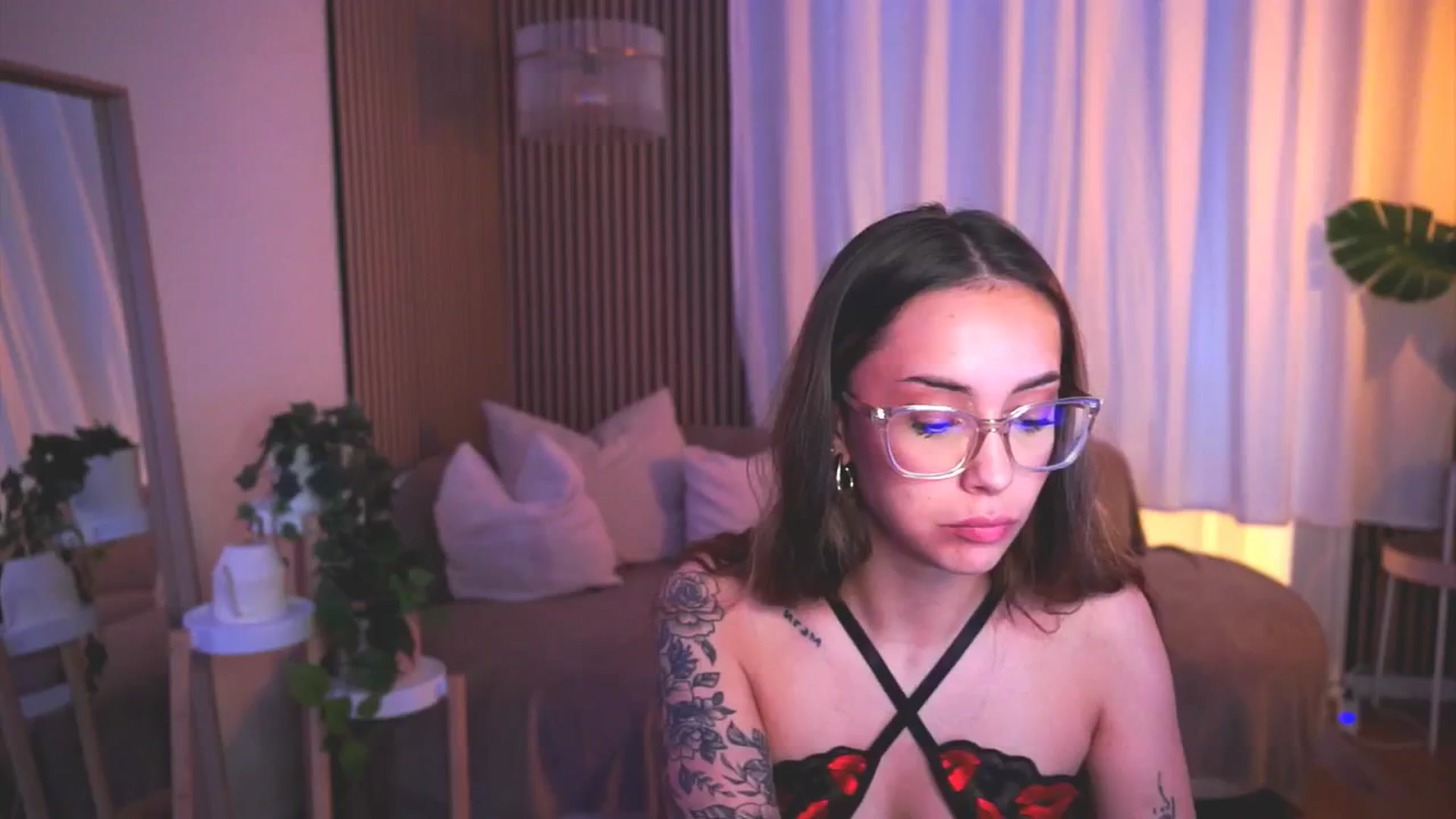 Gallery image thumbnail from Naomii18's myfreecams stream on, 05/28/2025, 18:15 image 1 of 20