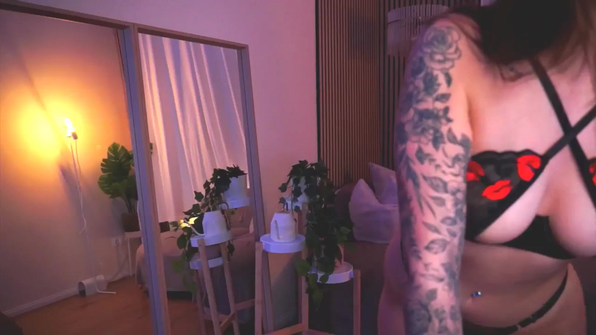 Gallery image thumbnail from Naomii18's myfreecams stream on, 05/28/2025, 18:15 image 11 of 20