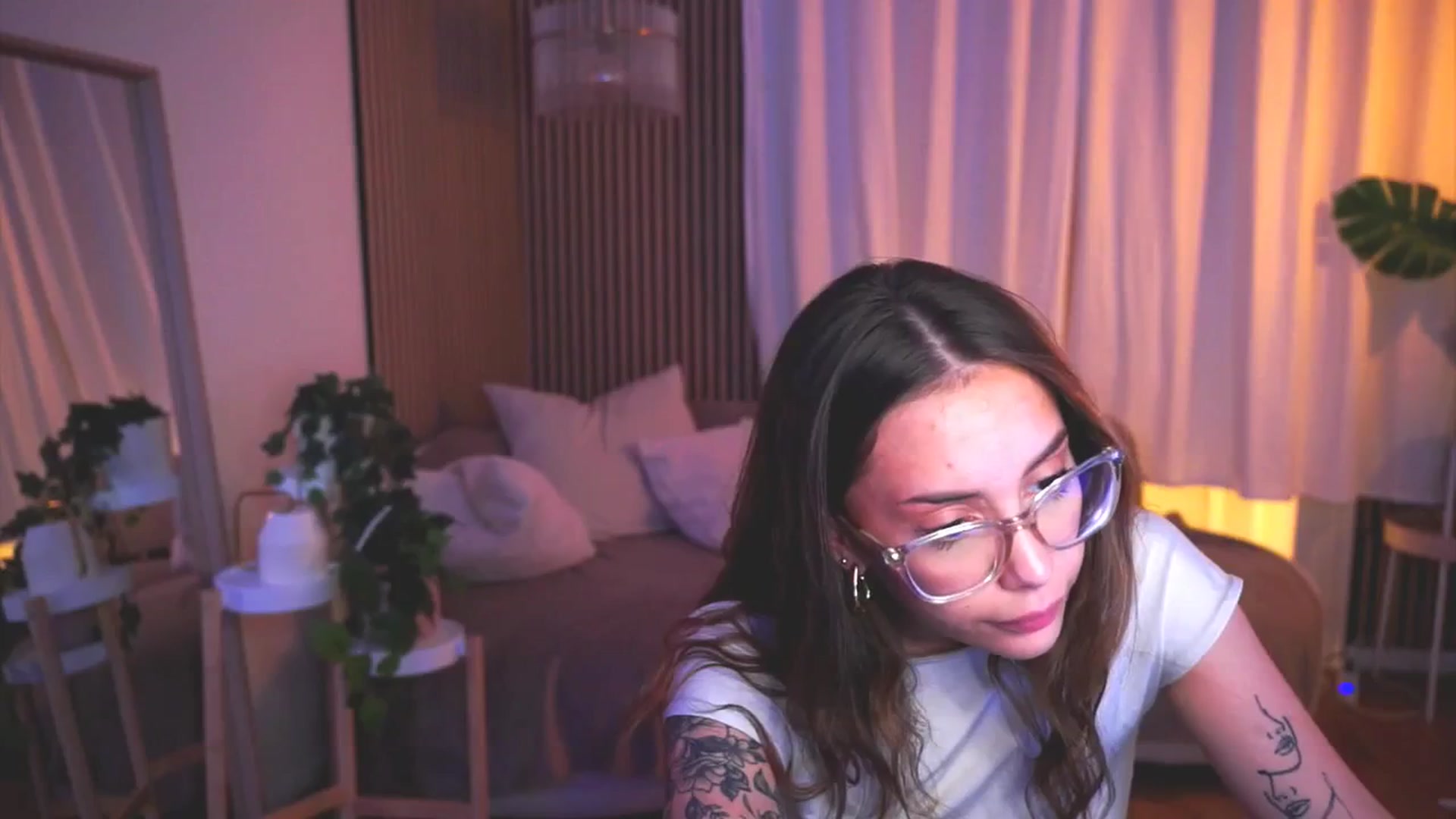 Gallery image thumbnail from Naomii18's myfreecams stream on, 05/28/2025, 19:08 image 19 of 20