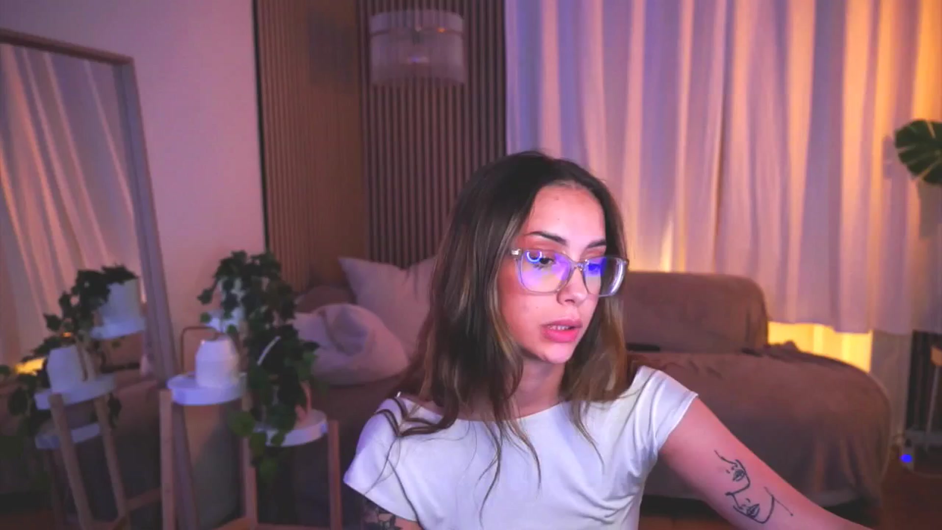 Gallery image thumbnail from Naomii18's myfreecams stream on, 05/28/2025, 19:08 image 10 of 20