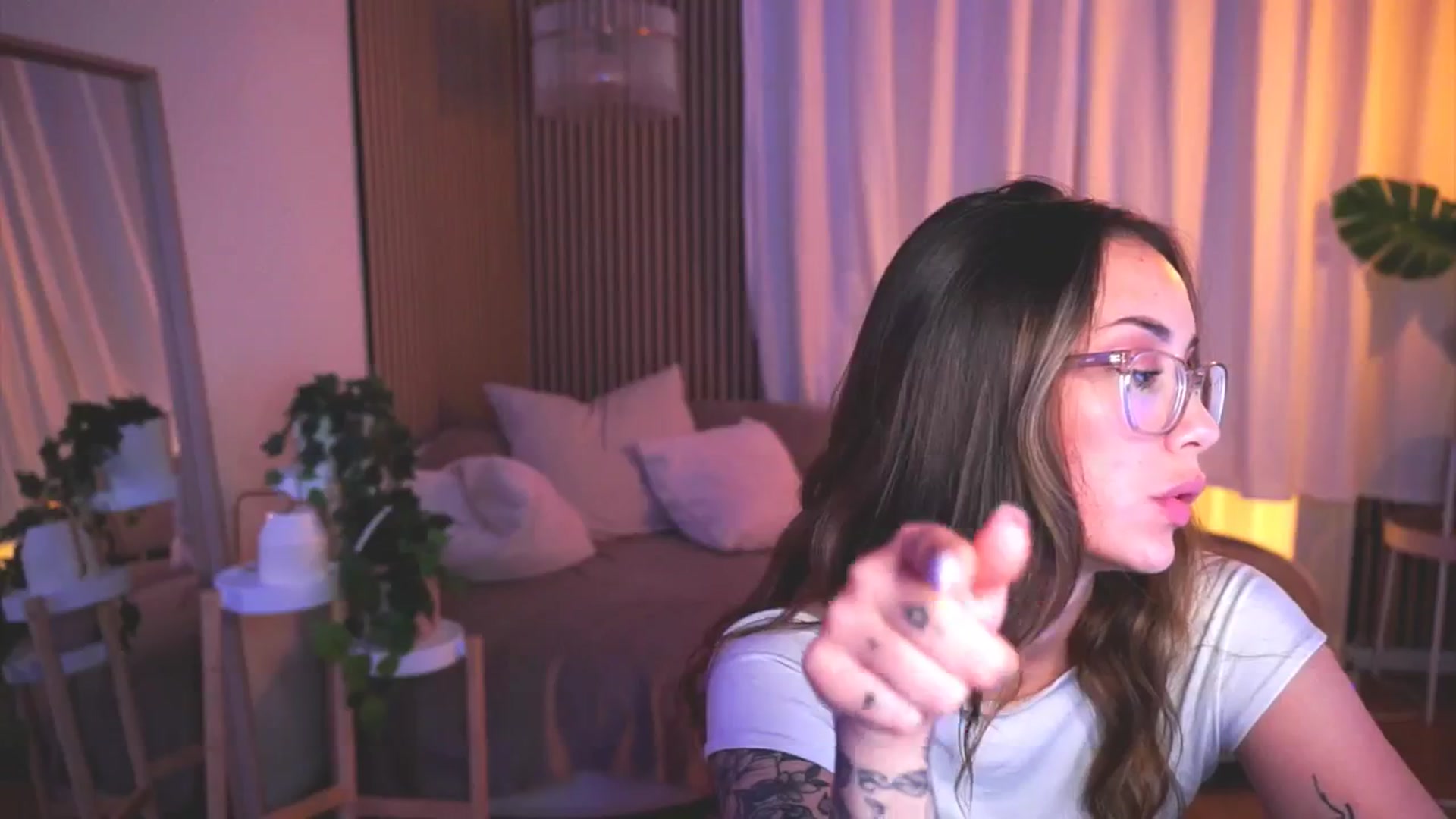 Gallery image thumbnail from Naomii18's myfreecams stream on, 05/28/2025, 19:08 image 17 of 20