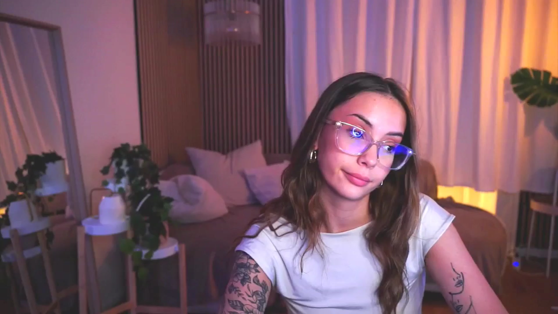 Gallery image thumbnail from Naomii18's myfreecams stream on, 05/28/2025, 19:08 image 18 of 20