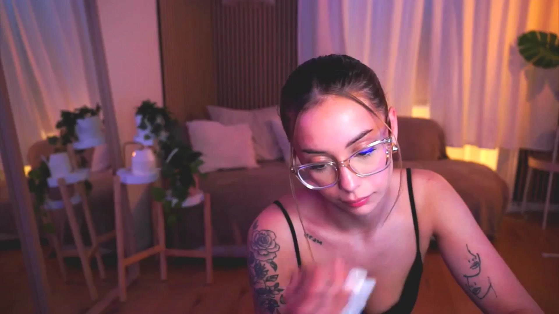 Gallery image thumbnail from Naomii18's myfreecams stream on, 05/30/2025, 17:37 image 14 of 20