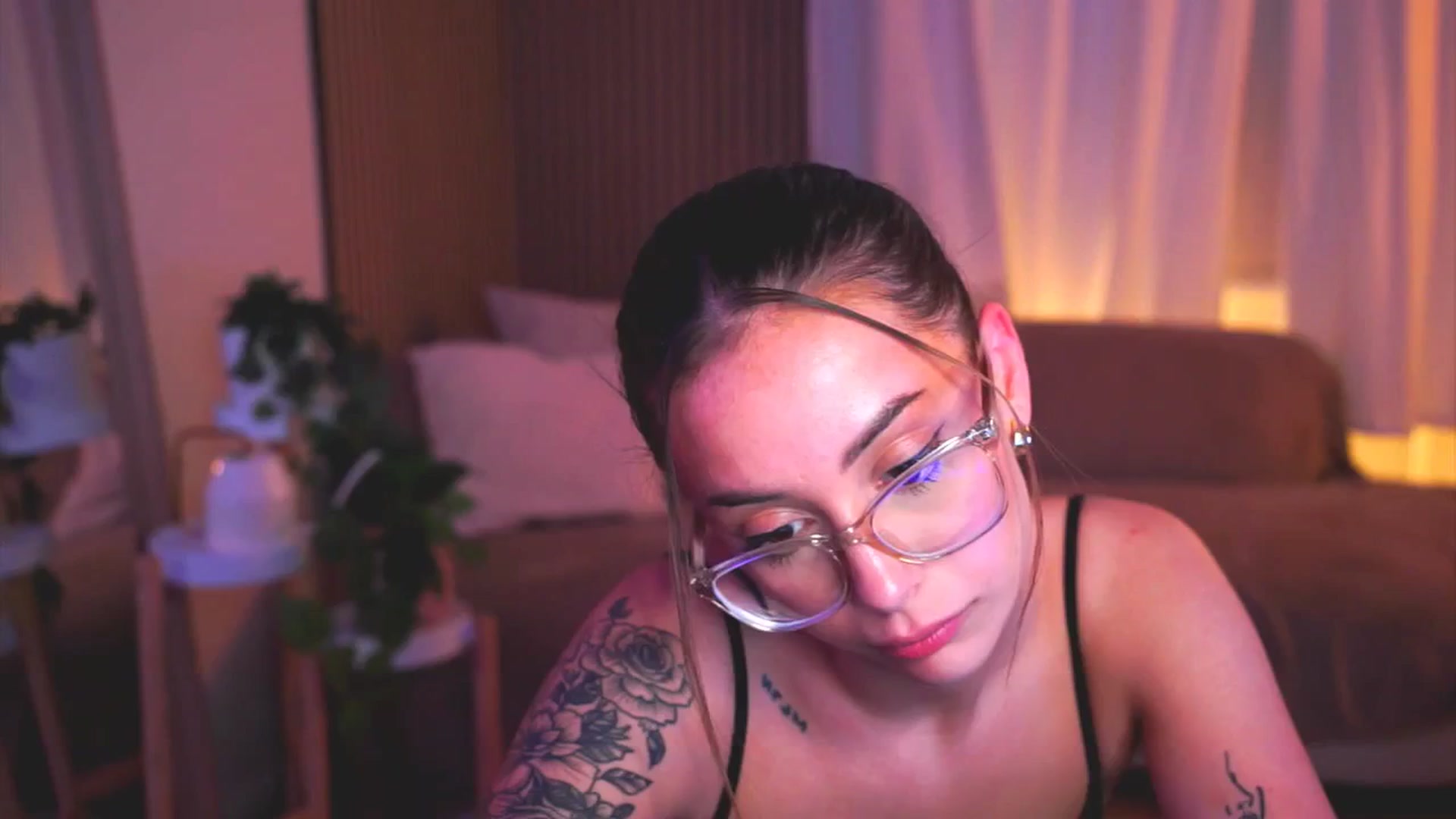 Gallery image thumbnail from Naomii18's myfreecams stream on, 05/30/2025, 17:37 image 19 of 20