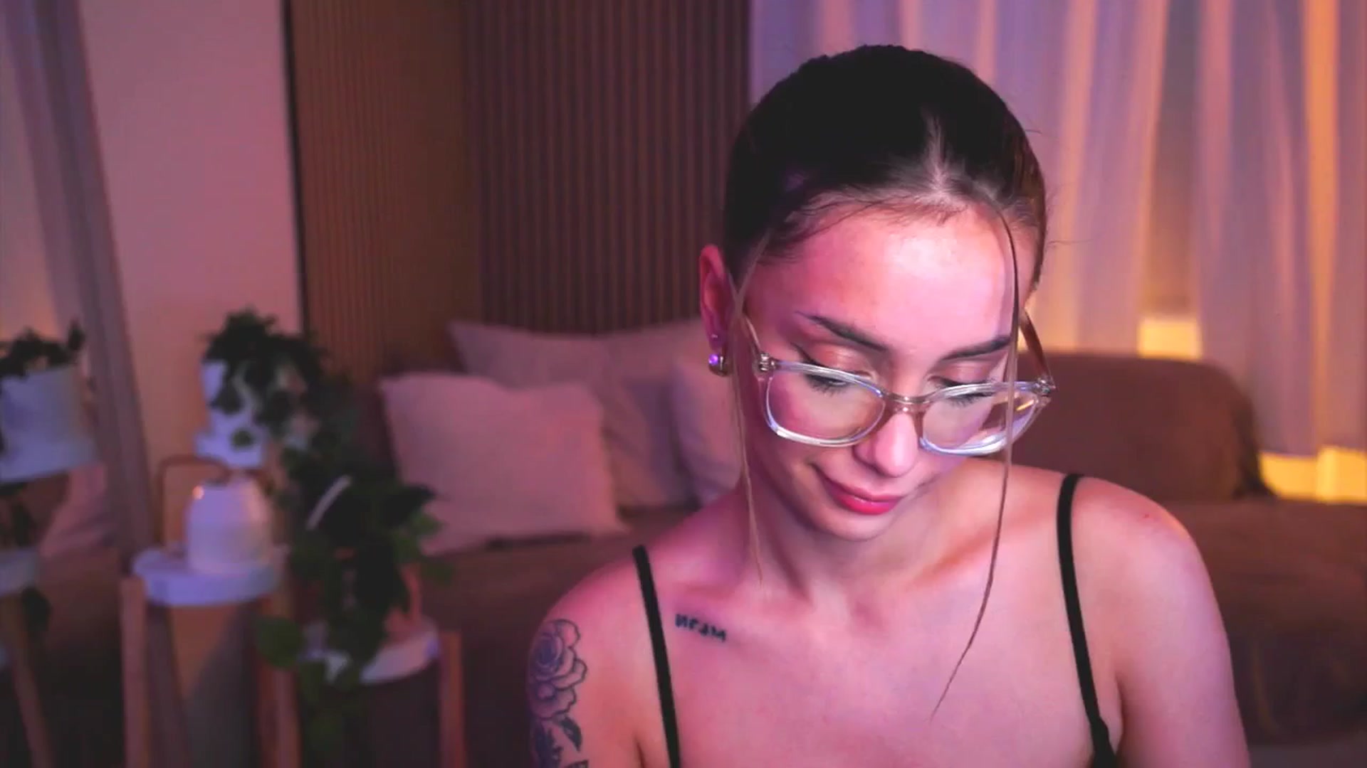 Gallery image thumbnail from Naomii18's myfreecams stream on, 05/30/2025, 17:37 image 18 of 20