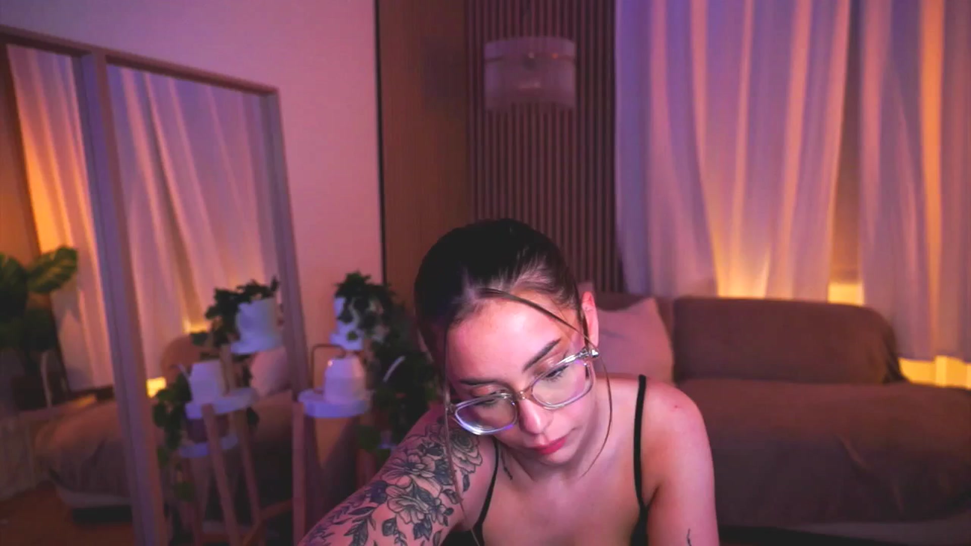 Gallery image thumbnail from Naomii18's myfreecams stream on, 05/30/2025, 19:33 image 1 of 20