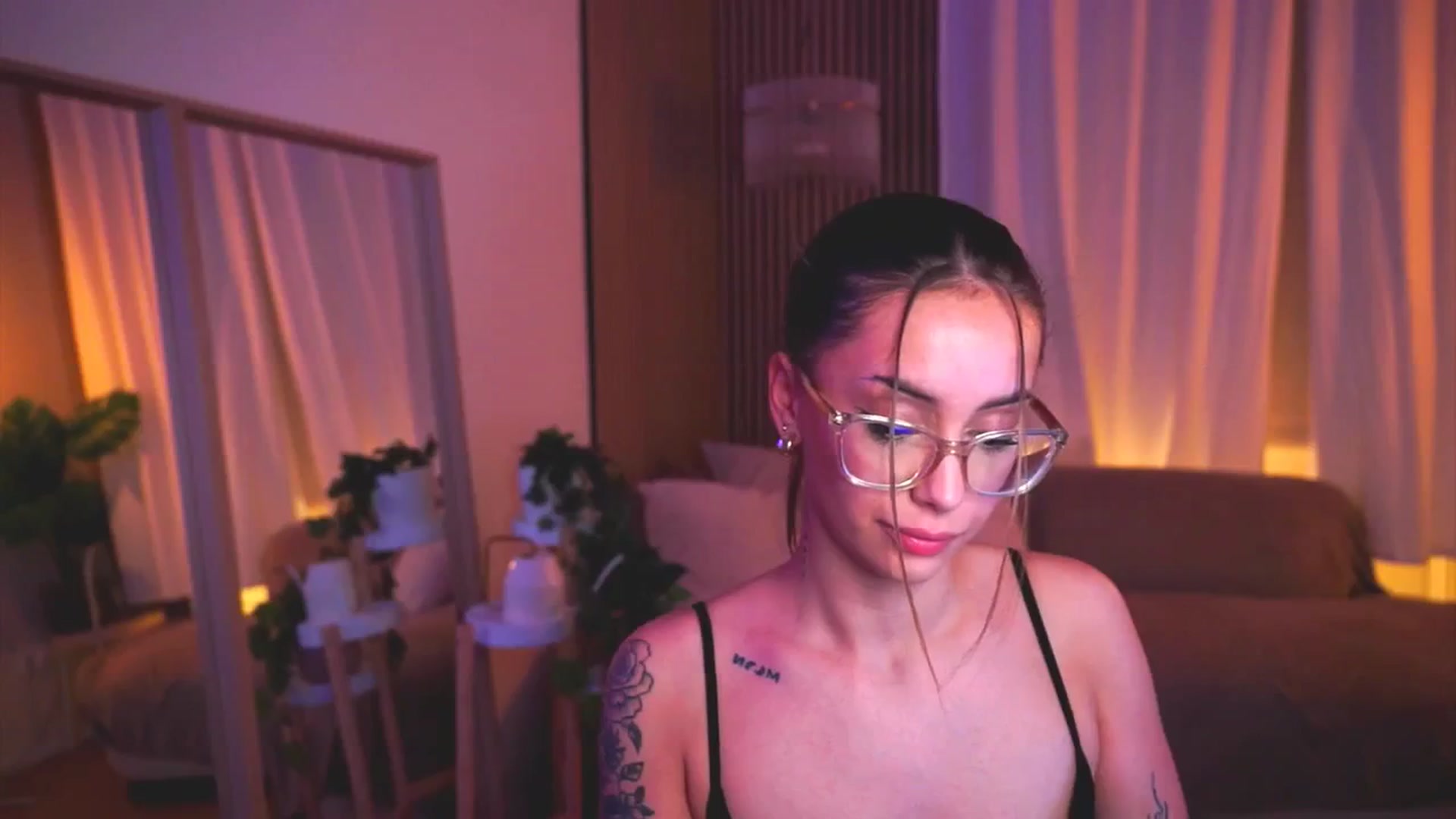 Gallery image thumbnail from Naomii18's myfreecams stream on, 05/30/2025, 19:33 image 16 of 20