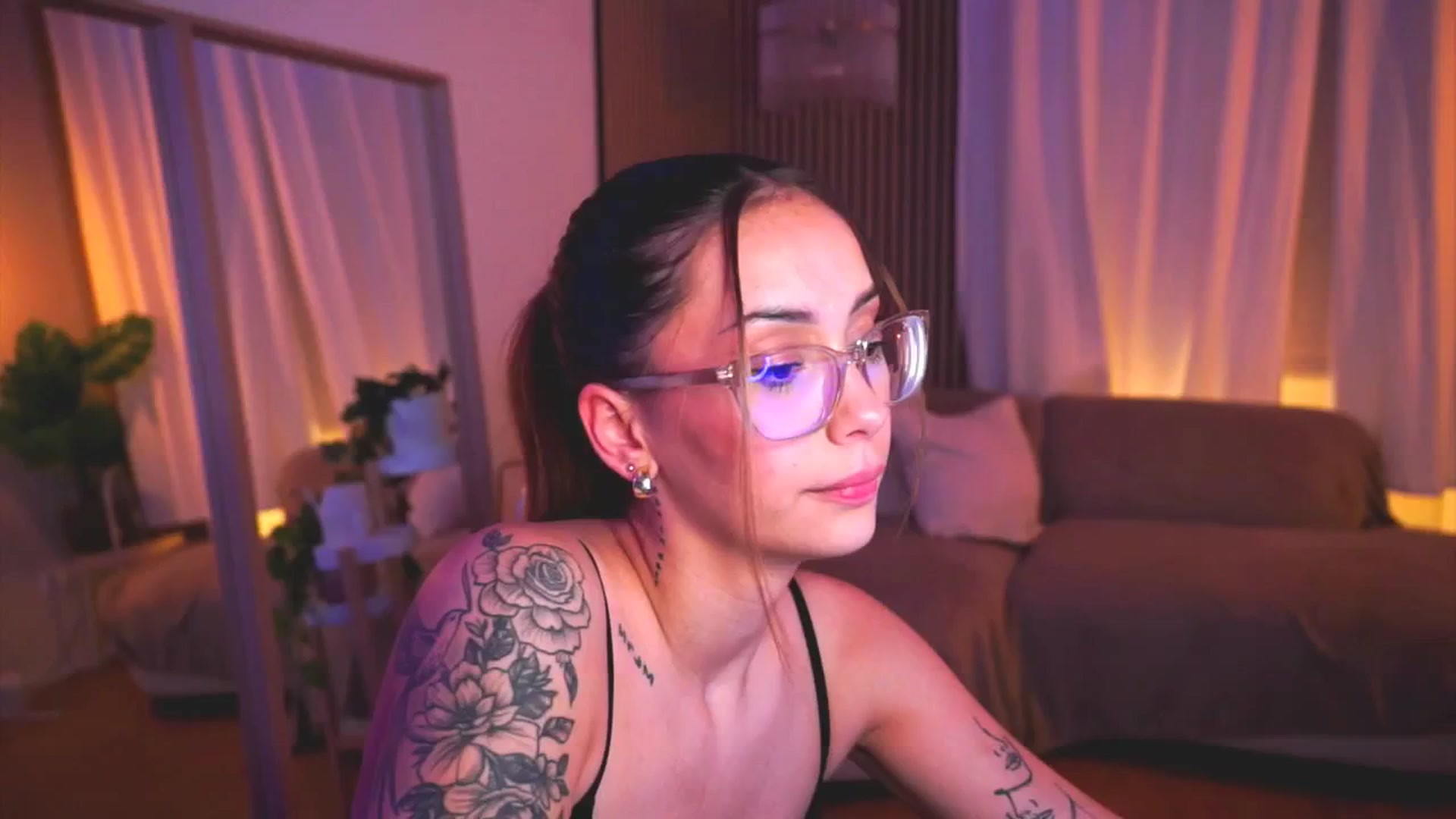 Gallery image thumbnail from Naomii18's myfreecams stream on, 05/30/2025, 19:33 image 2 of 20