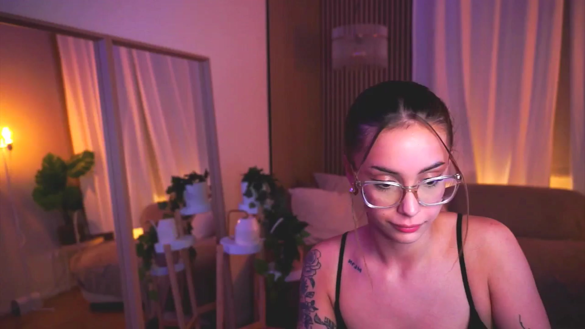 Gallery image thumbnail from Naomii18's myfreecams stream on, 05/30/2025, 19:33 image 8 of 20