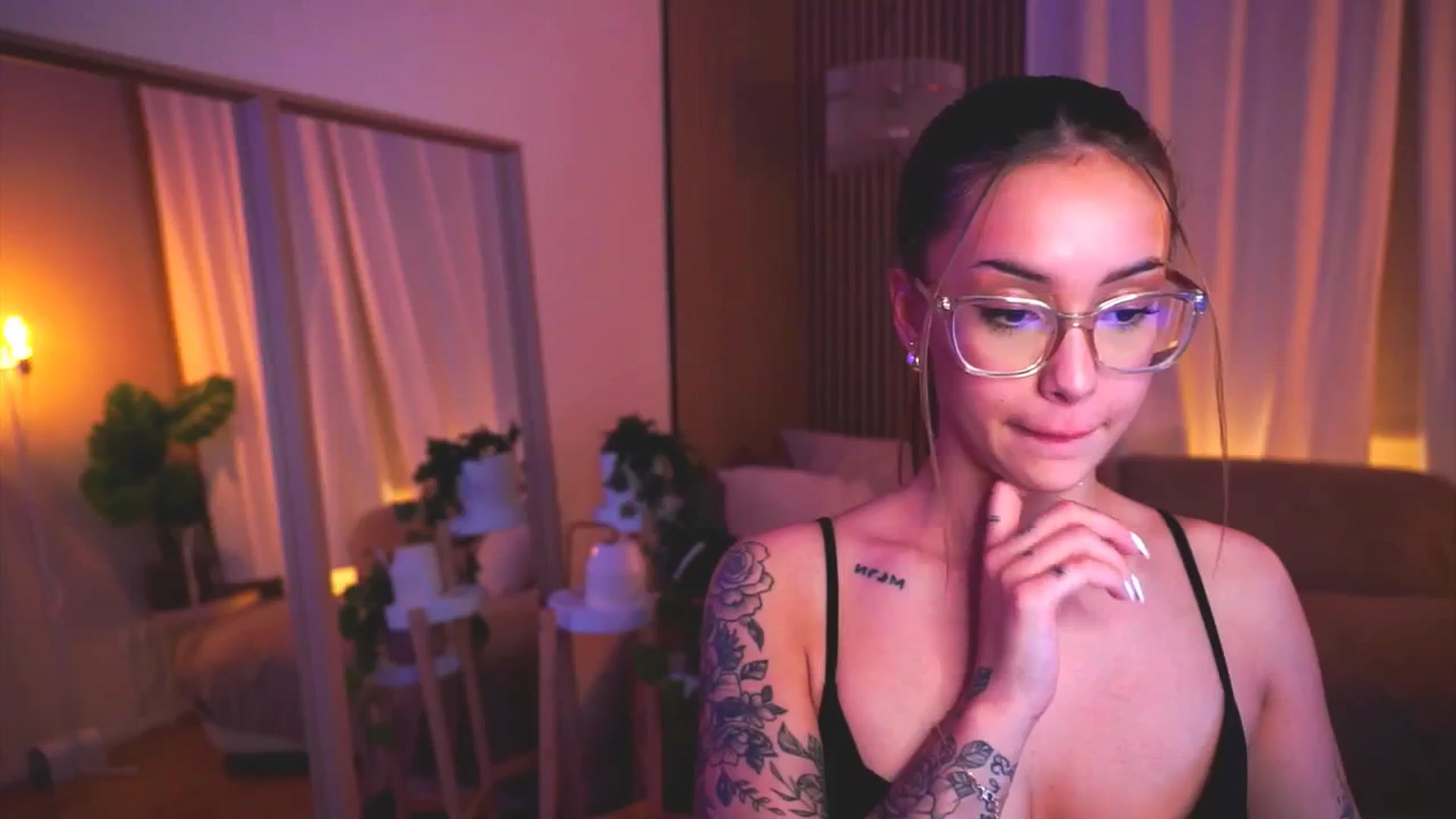 Gallery image thumbnail from Naomii18's myfreecams stream on, 05/30/2025, 19:33 image 12 of 20
