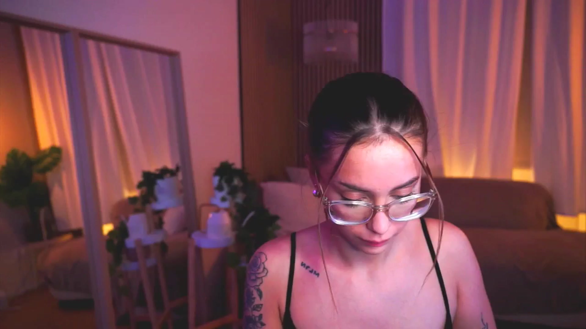 Gallery image thumbnail from Naomii18's myfreecams stream on, 05/30/2025, 19:33 image 20 of 20