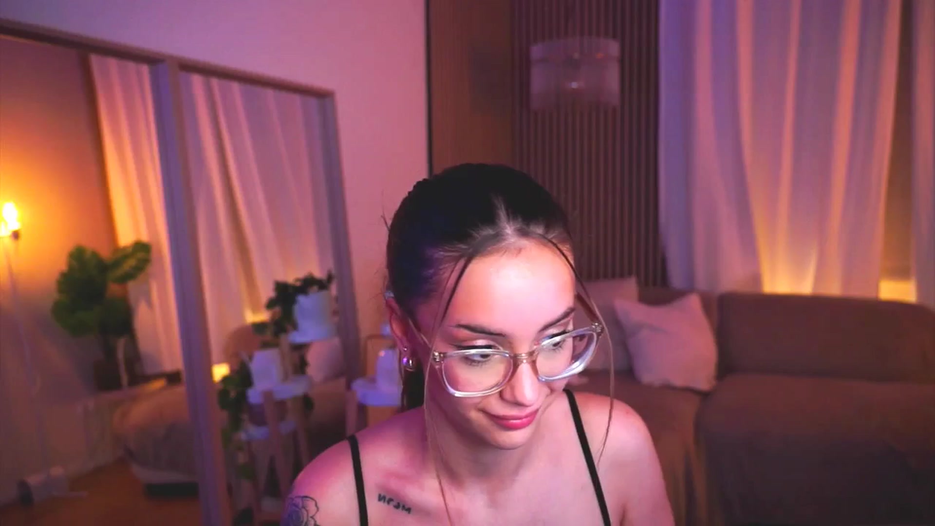 Gallery image thumbnail from Naomii18's myfreecams stream on, 05/30/2025, 19:33 image 11 of 20