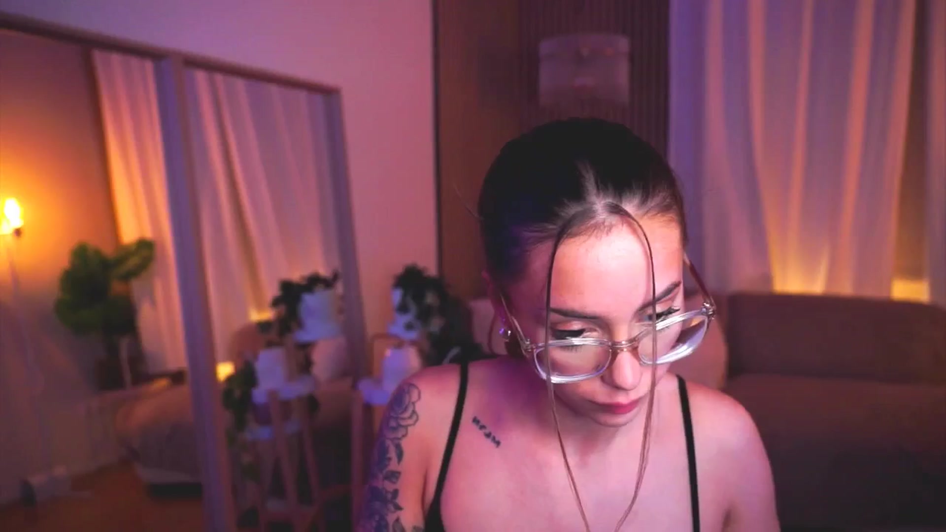 Gallery image thumbnail from Naomii18's myfreecams stream on, 05/30/2025, 19:33 image 13 of 20