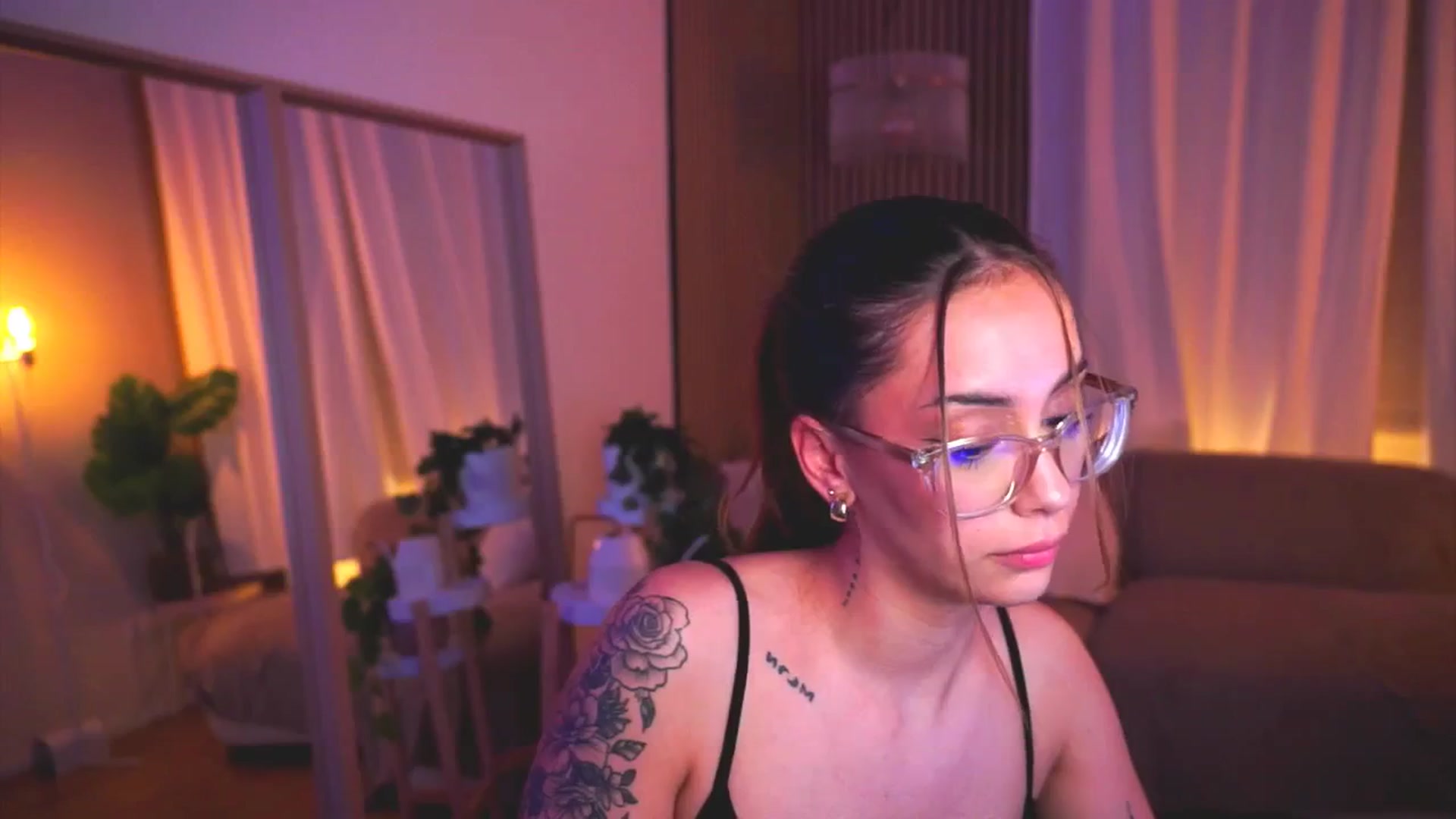 Gallery image thumbnail from Naomii18's myfreecams stream on, 05/30/2025, 19:33 image 14 of 20