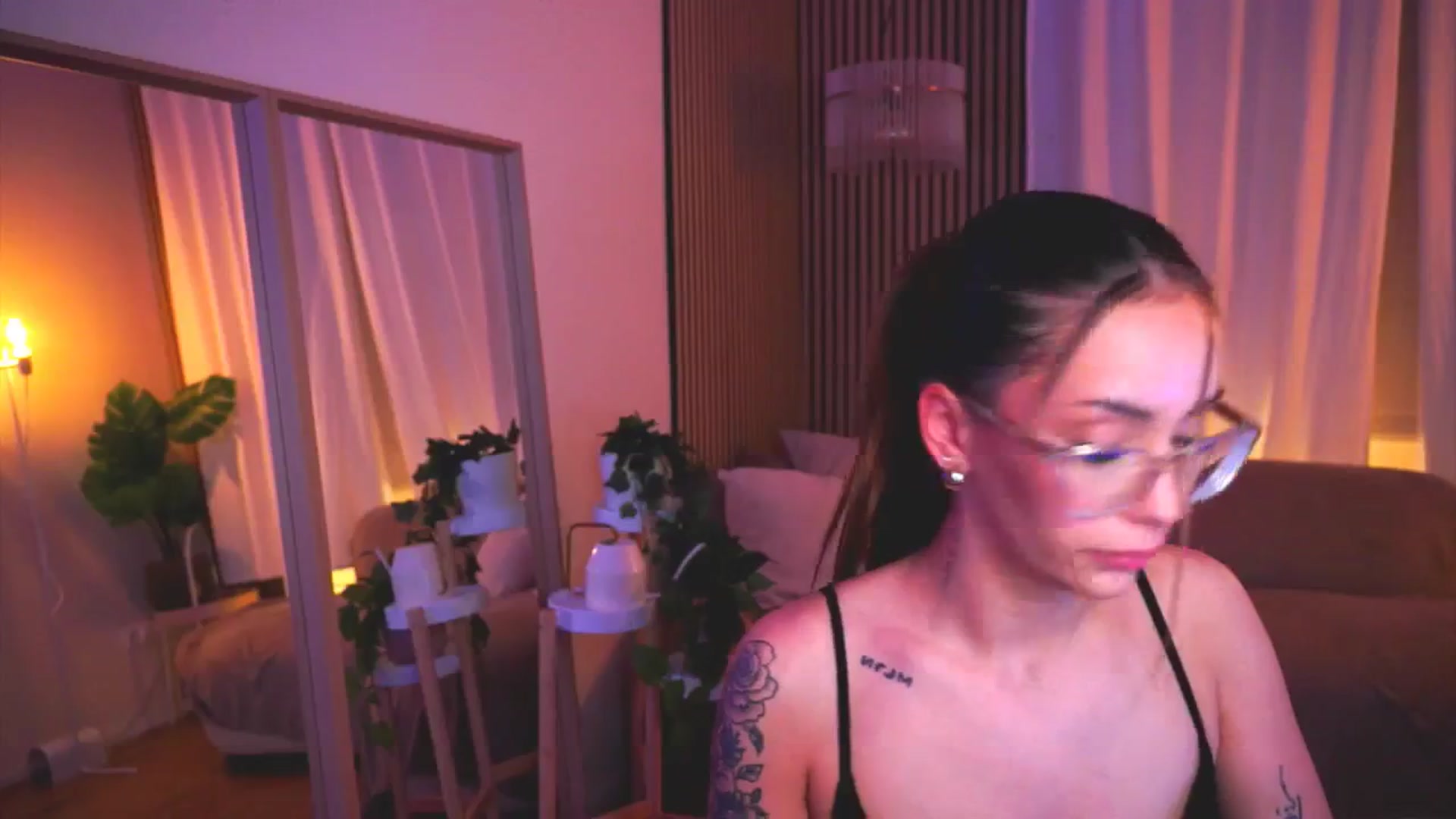 Gallery image thumbnail from Naomii18's myfreecams stream on, 05/30/2025, 19:33 image 10 of 20