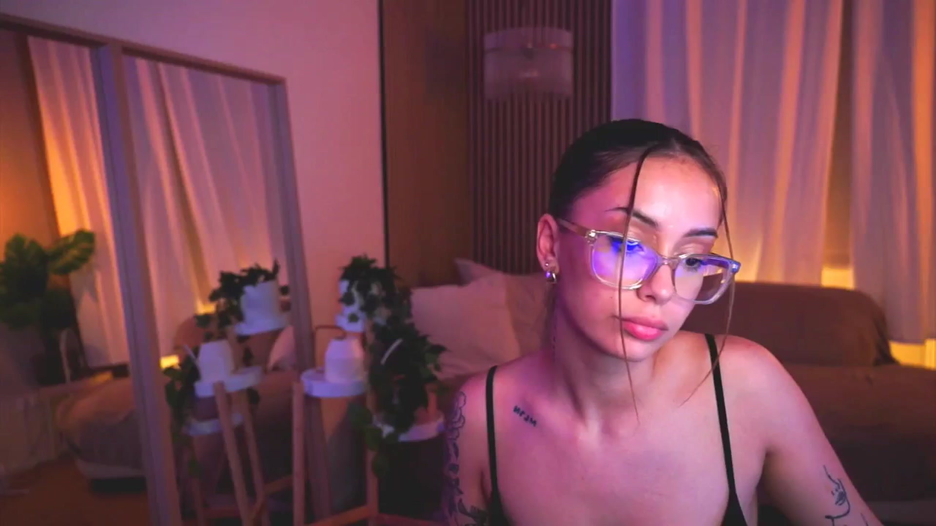 Gallery image thumbnail from Naomii18's myfreecams stream on, 05/30/2025, 21:42 image 18 of 20