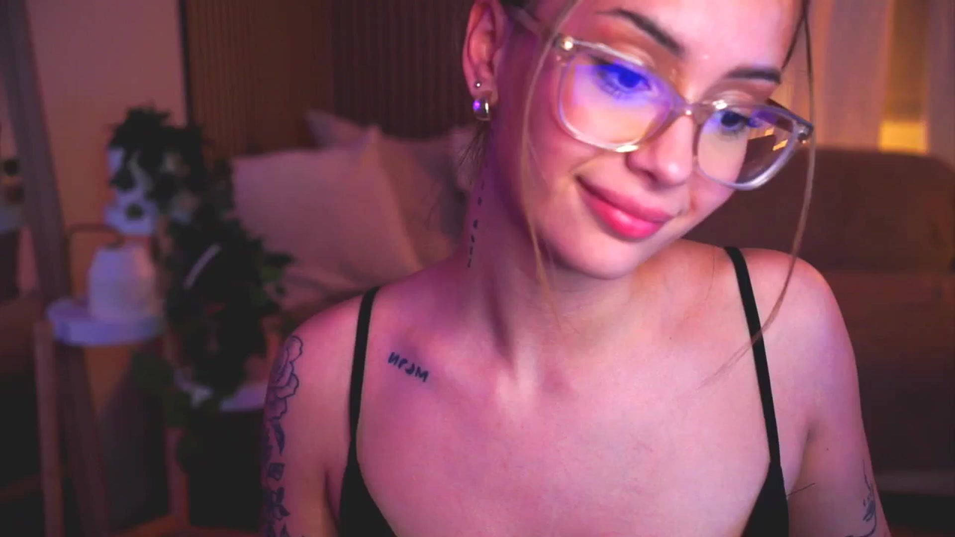 Gallery image thumbnail from Naomii18's myfreecams stream on, 05/30/2025, 21:42 image 4 of 20