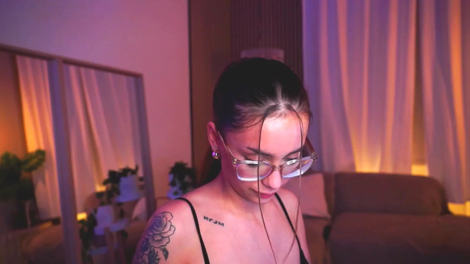 Gallery image thumbnail from Naomii18's myfreecams stream on, 05/30/2025, 21:42 image 17 of 20