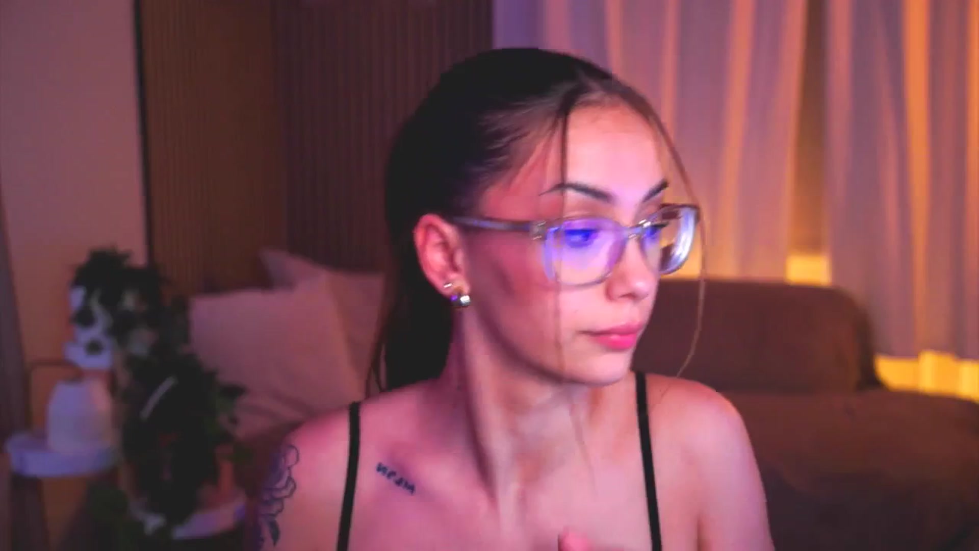 Gallery image thumbnail from Naomii18's myfreecams stream on, 05/30/2025, 21:42 image 11 of 20