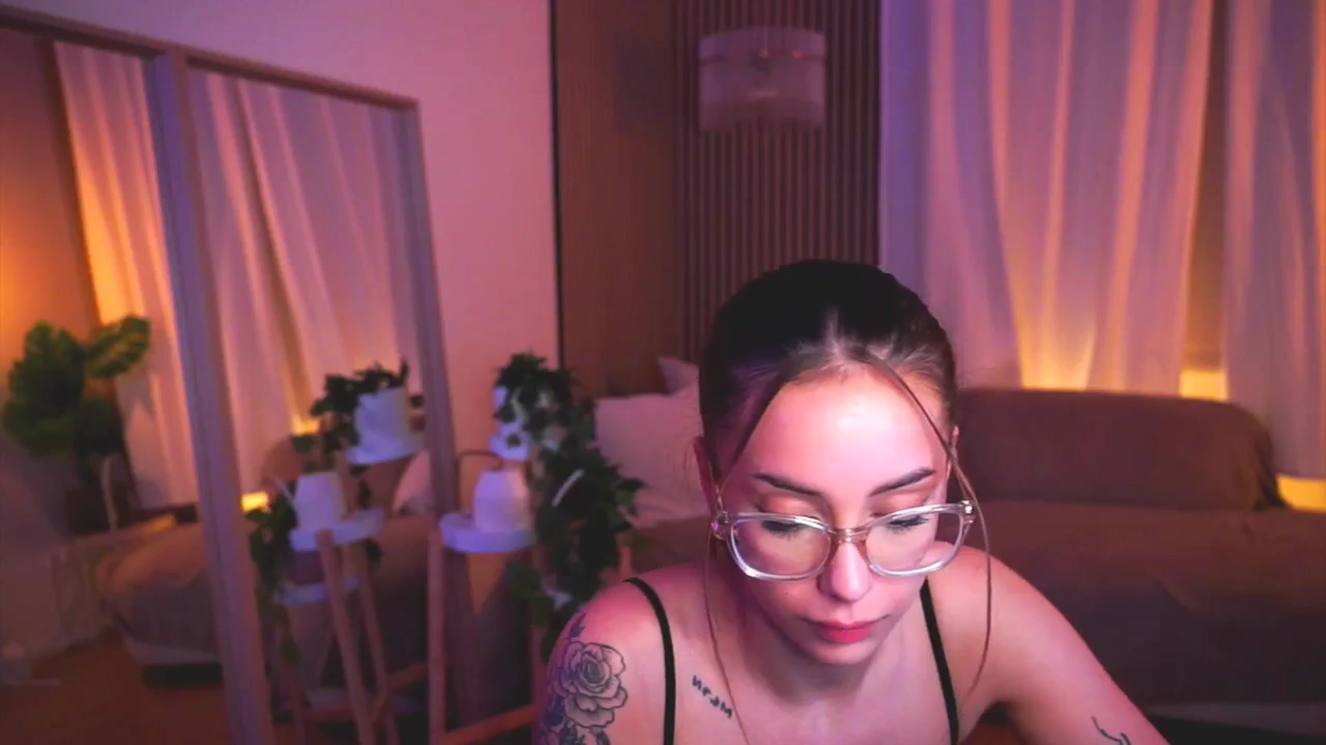 Gallery image thumbnail from Naomii18's myfreecams stream on, 05/30/2025, 21:42 image 16 of 20