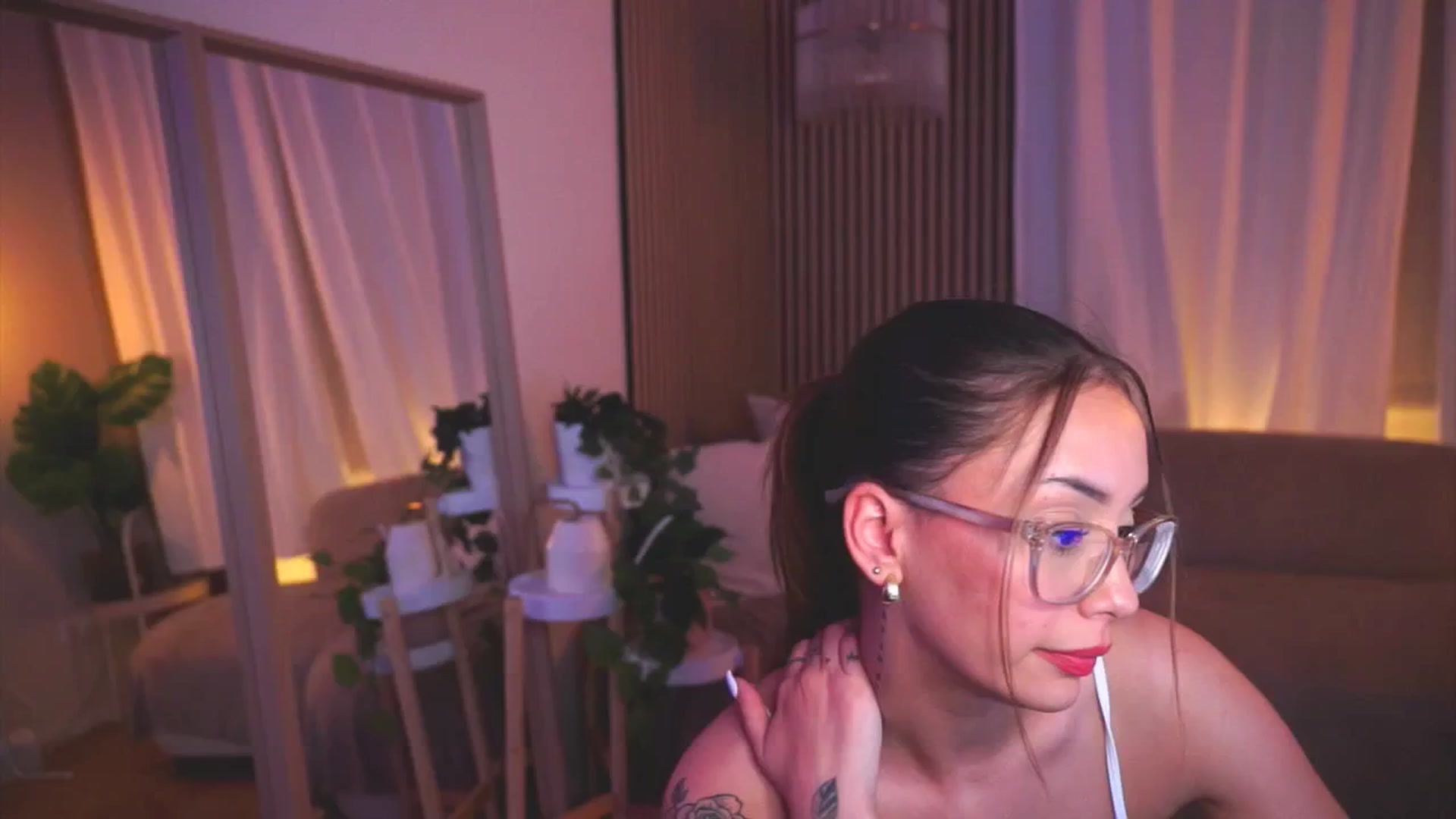 Gallery image thumbnail from Naomii18's myfreecams stream on, 05/31/2025, 23:08 image 12 of 20