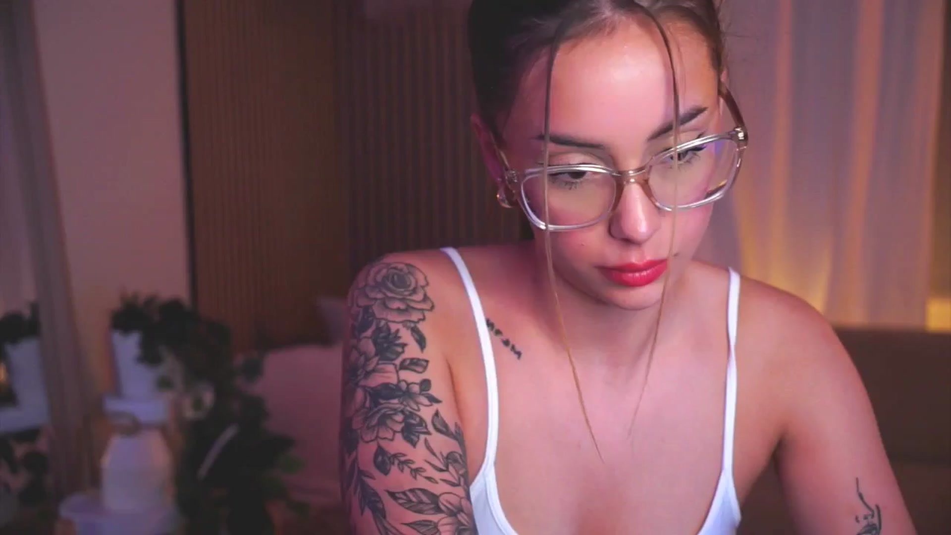 Gallery image thumbnail from Naomii18's myfreecams stream on, 05/31/2025, 23:08 image 13 of 20