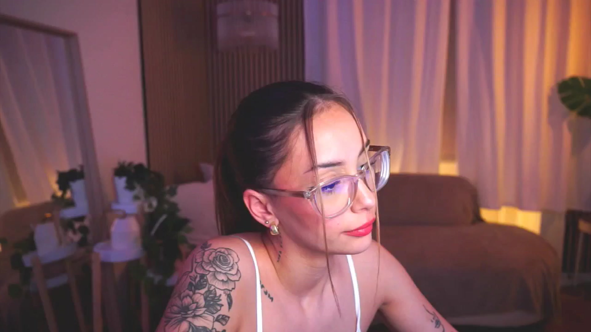 Gallery image thumbnail from Naomii18's myfreecams stream on, 05/31/2025, 23:08 image 10 of 20