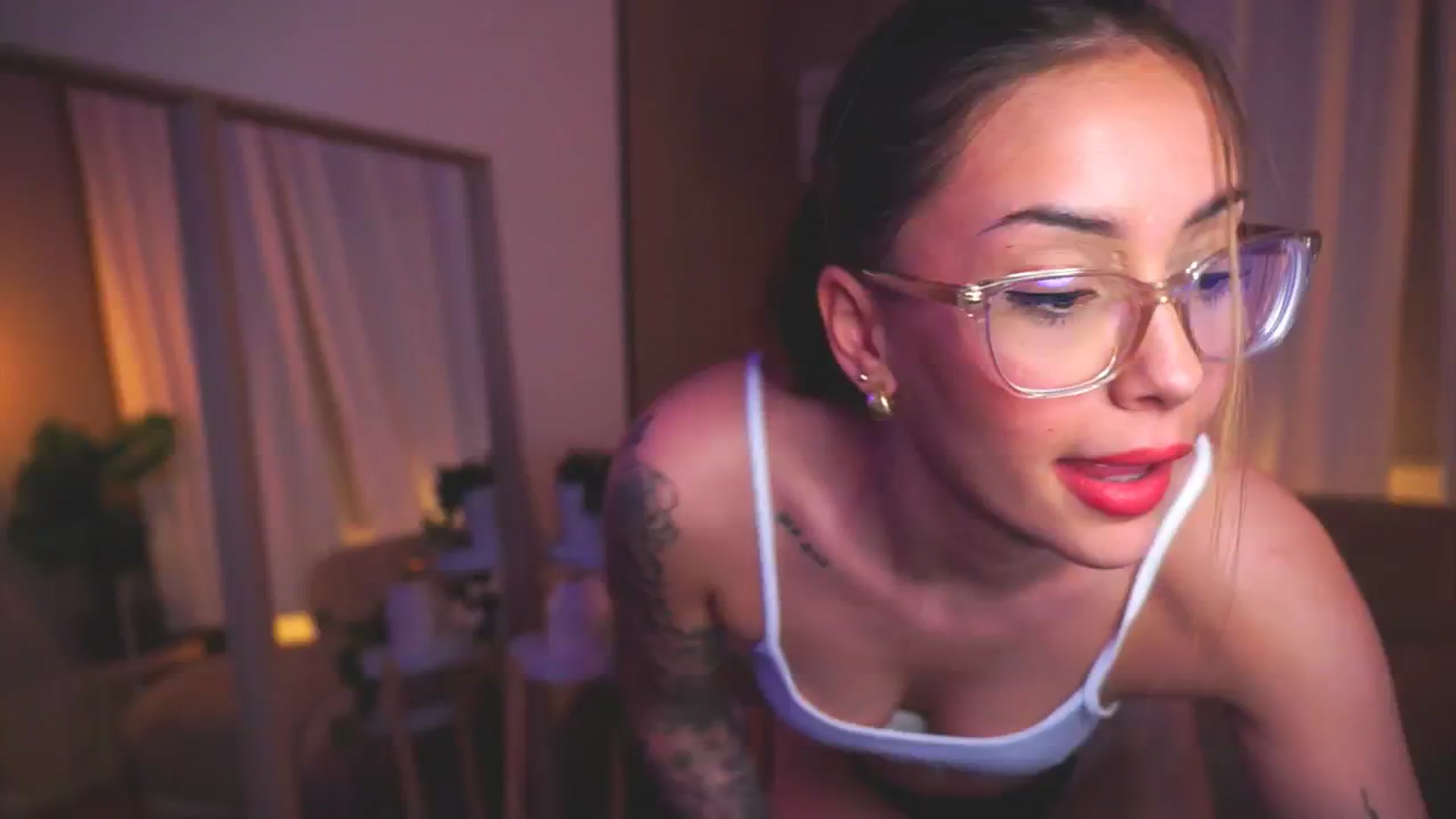 Gallery image thumbnail from Naomii18's myfreecams stream on, 05/31/2025, 23:08 image 11 of 20