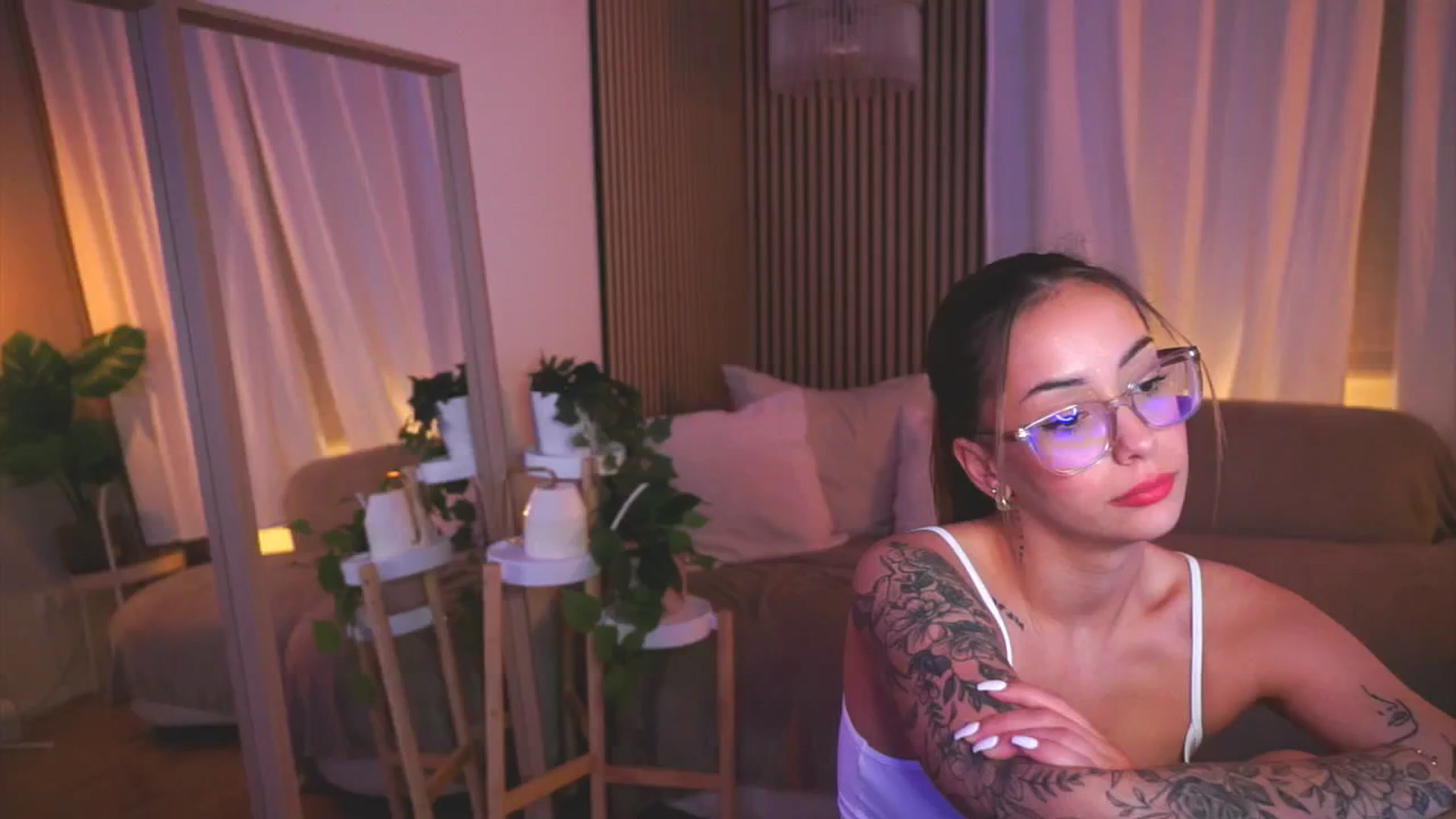 Gallery image thumbnail from Naomii18's myfreecams stream on, 05/31/2025, 23:08 image 16 of 20