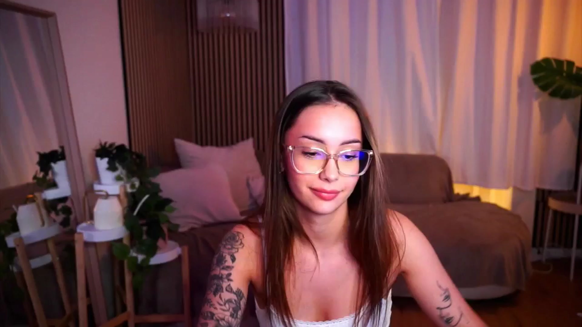 Gallery image thumbnail from Naomii18's myfreecams stream on, 06/01/2025, 18:56 image 9 of 20