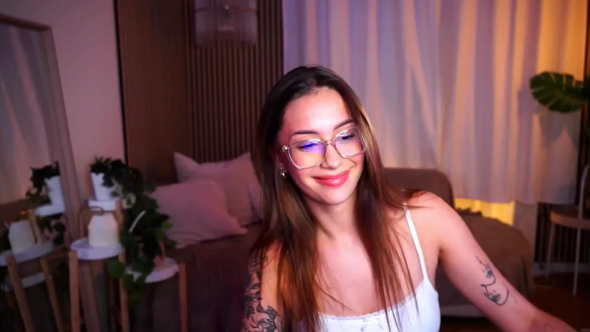 Gallery image thumbnail from Naomii18's myfreecams stream on, 06/01/2025, 18:56 image 4 of 20