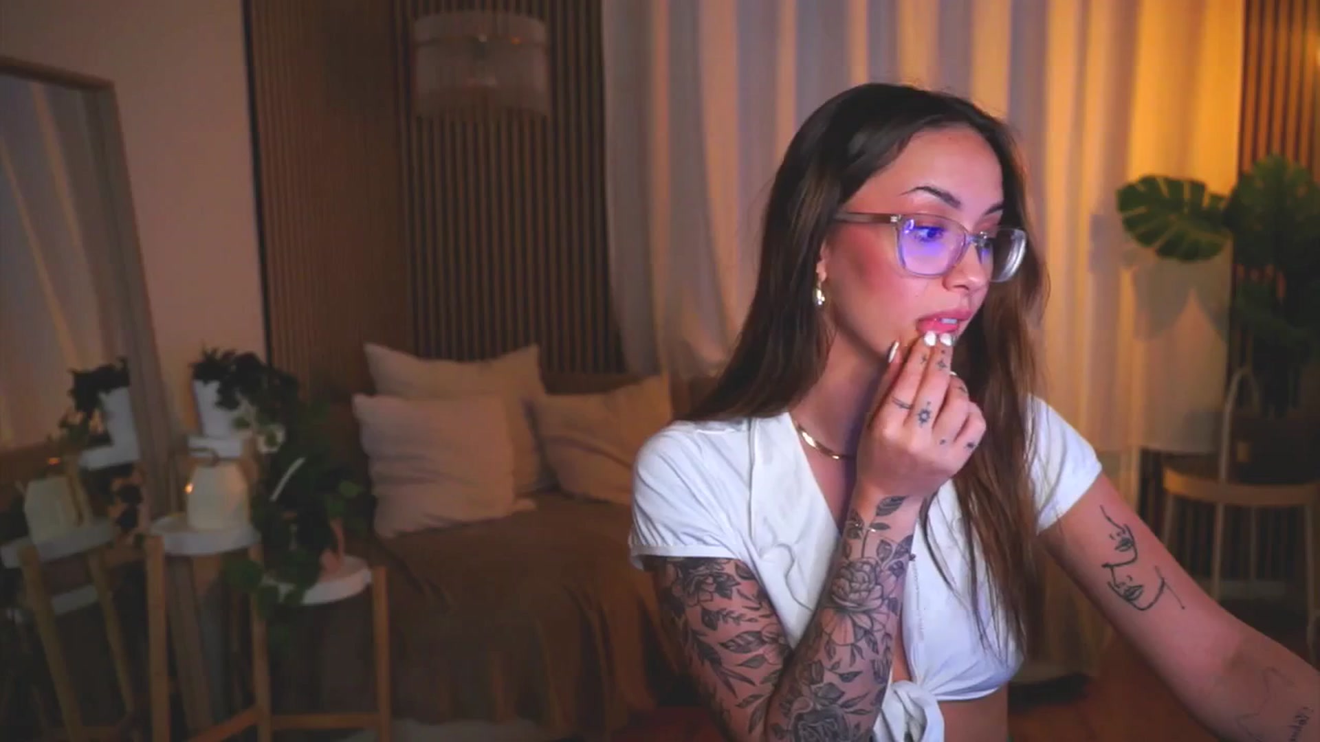Gallery image thumbnail from Naomii18's myfreecams stream on, 06/05/2025, 18:05 image 14 of 20