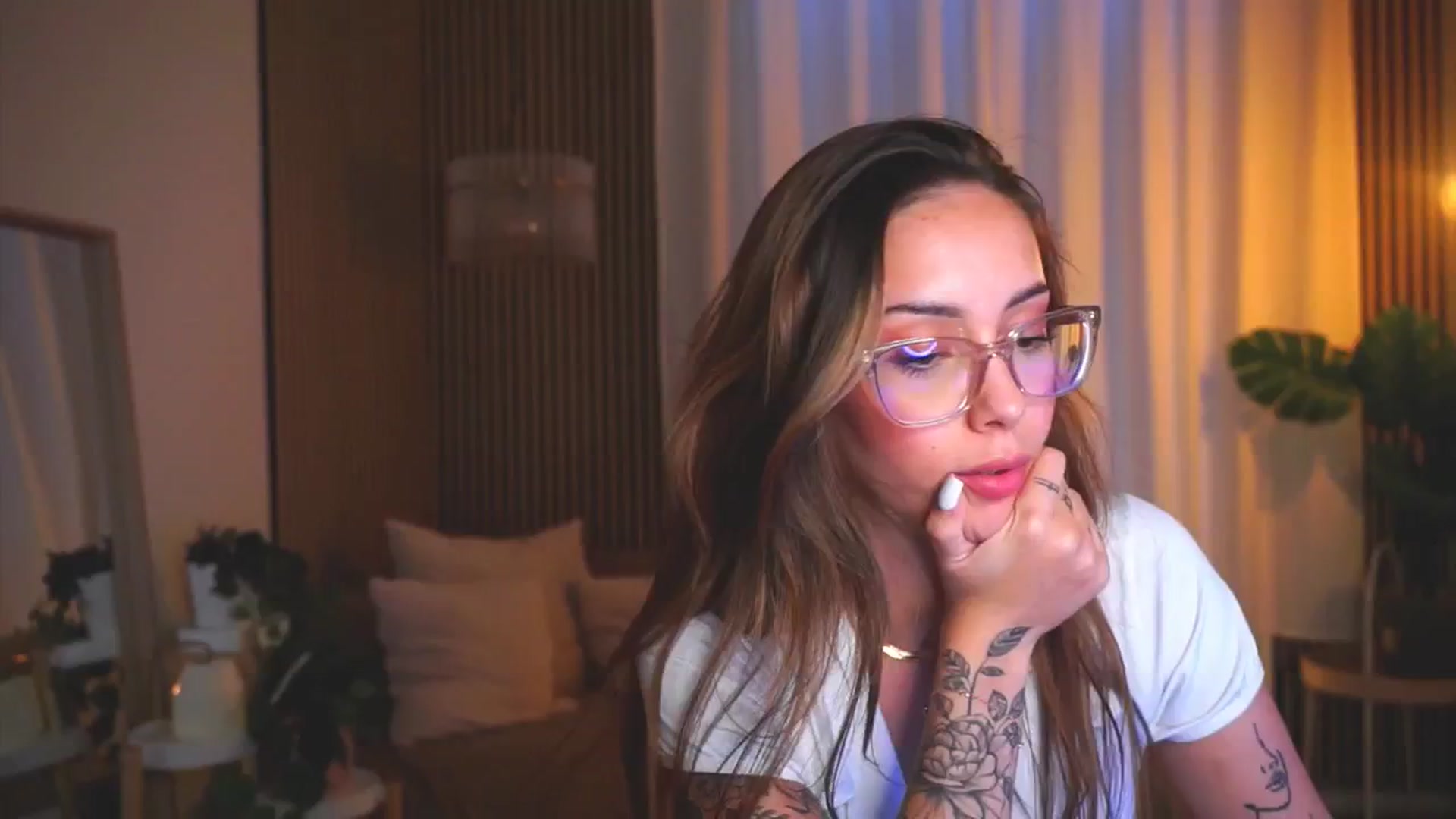Gallery image thumbnail from Naomii18's myfreecams stream on, 06/05/2025, 18:05 image 2 of 20
