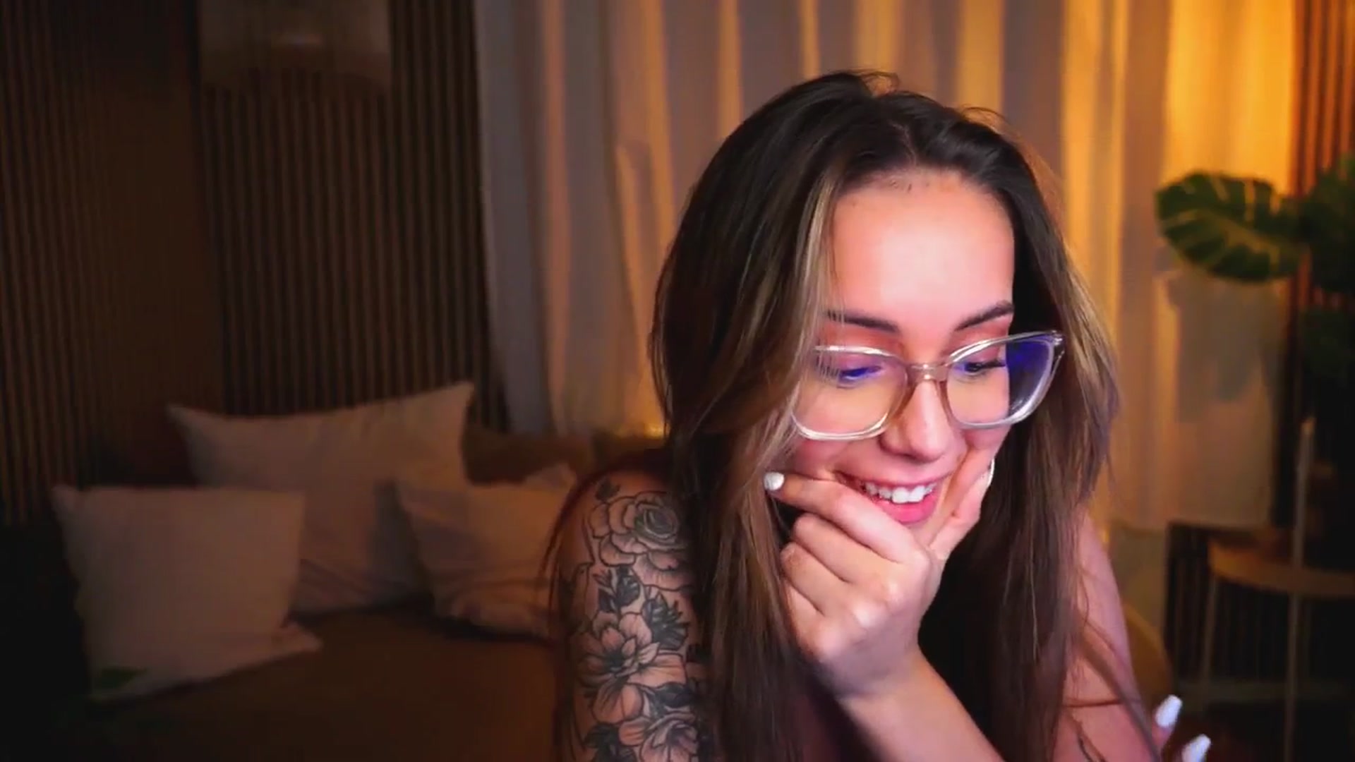 Gallery image thumbnail from Naomii18's myfreecams stream on, 06/18/2025, 20:35 image 16 of 20