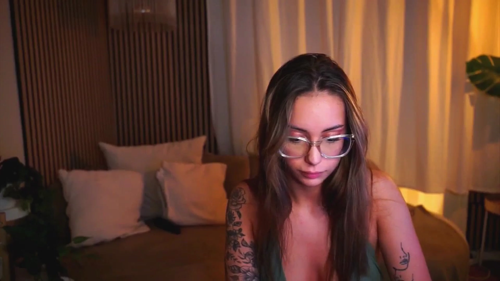 Gallery image thumbnail from Naomii18's myfreecams stream on, 06/18/2025, 20:35 image 2 of 20