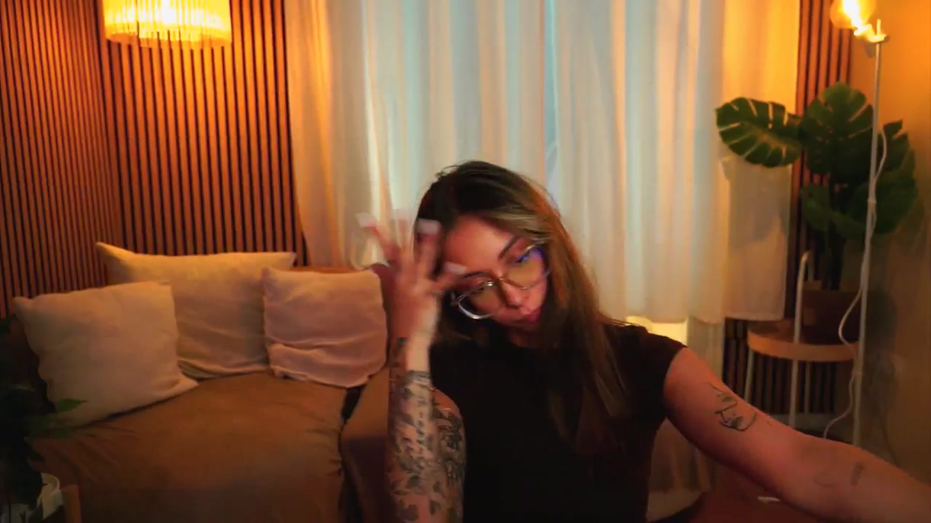 Gallery image thumbnail from Naomii18's myfreecams stream on, 06/19/2025, 14:08 image 6 of 20
