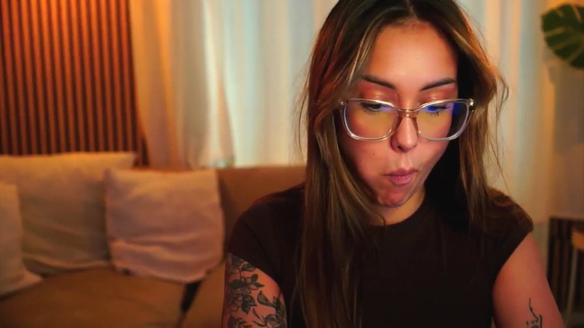Gallery image thumbnail from Naomii18's myfreecams stream on, 06/19/2025, 14:08 image 8 of 20
