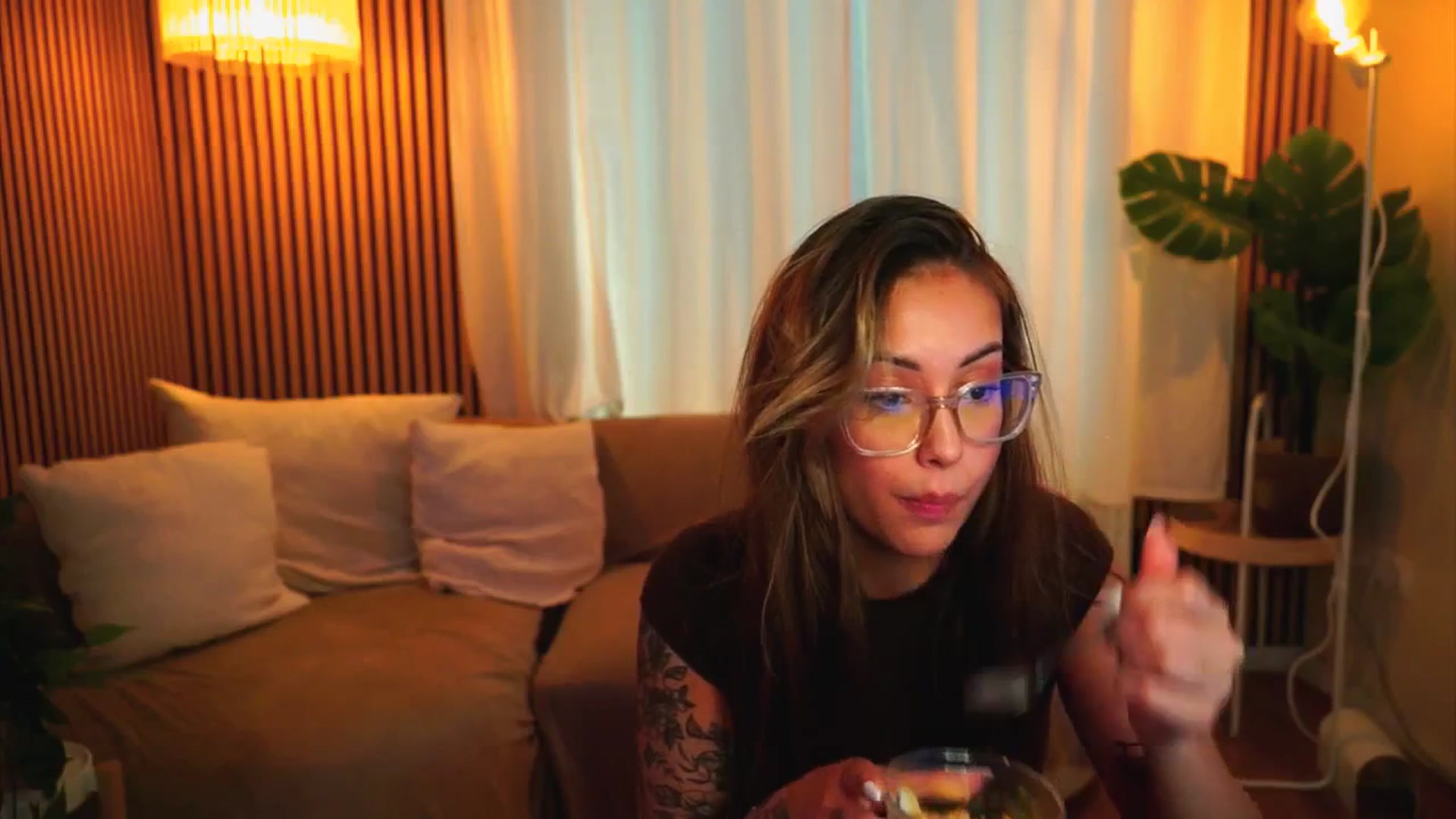Gallery image thumbnail from Naomii18's myfreecams stream on, 06/19/2025, 14:08 image 7 of 20