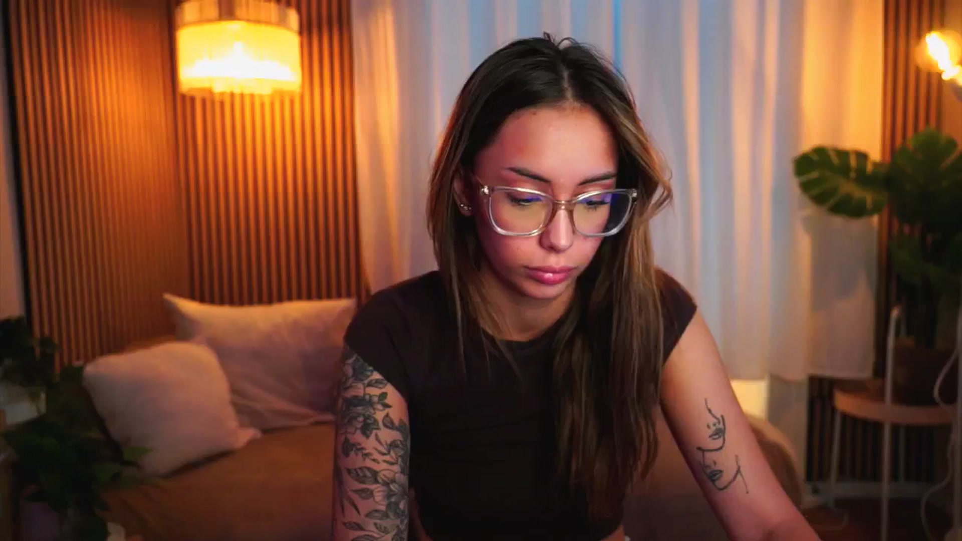 Gallery image thumbnail from Naomii18's myfreecams stream on, 06/19/2025, 14:24 image 17 of 20
