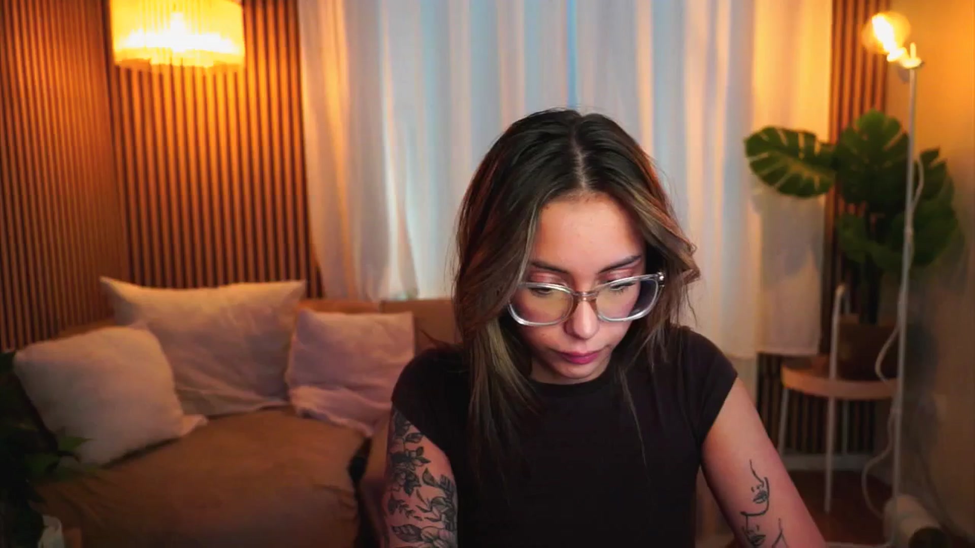 Gallery image thumbnail from Naomii18's myfreecams stream on, 06/19/2025, 14:24 image 19 of 20