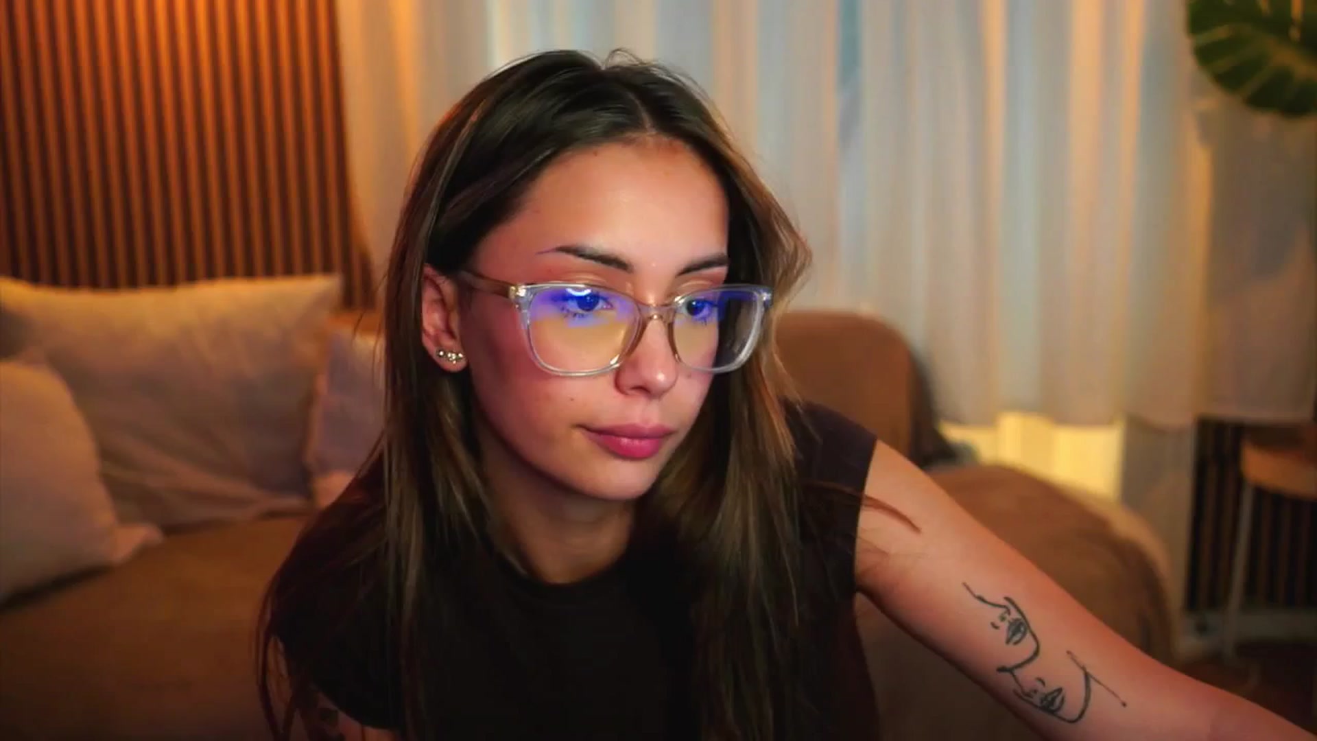 Gallery image thumbnail from Naomii18's myfreecams stream on, 06/19/2025, 16:06 image 11 of 20
