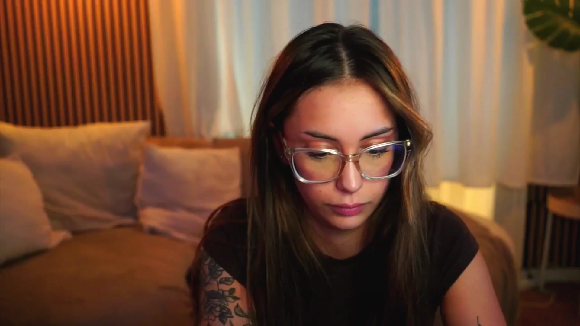Gallery image thumbnail from Naomii18's myfreecams stream on, 06/19/2025, 16:06 image 13 of 20