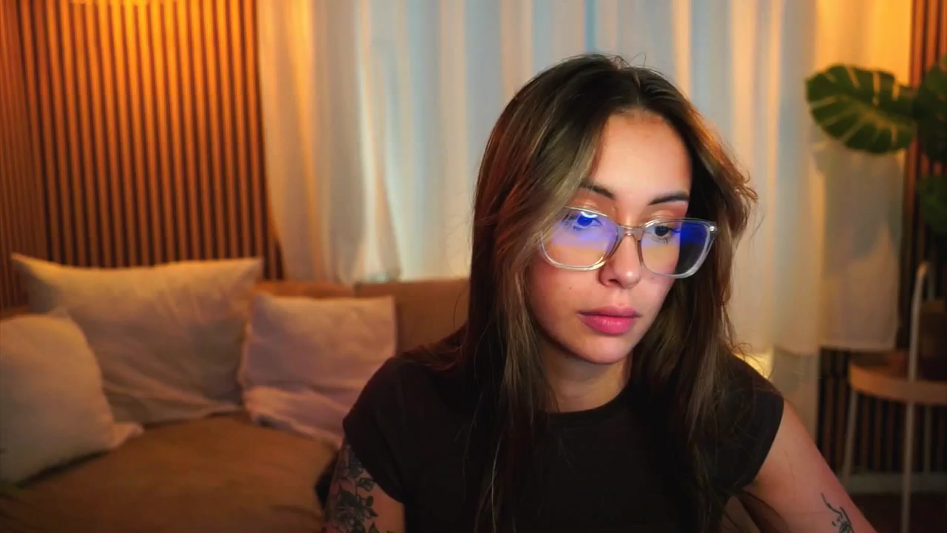 Gallery image thumbnail from Naomii18's myfreecams stream on, 06/19/2025, 16:06 image 7 of 20
