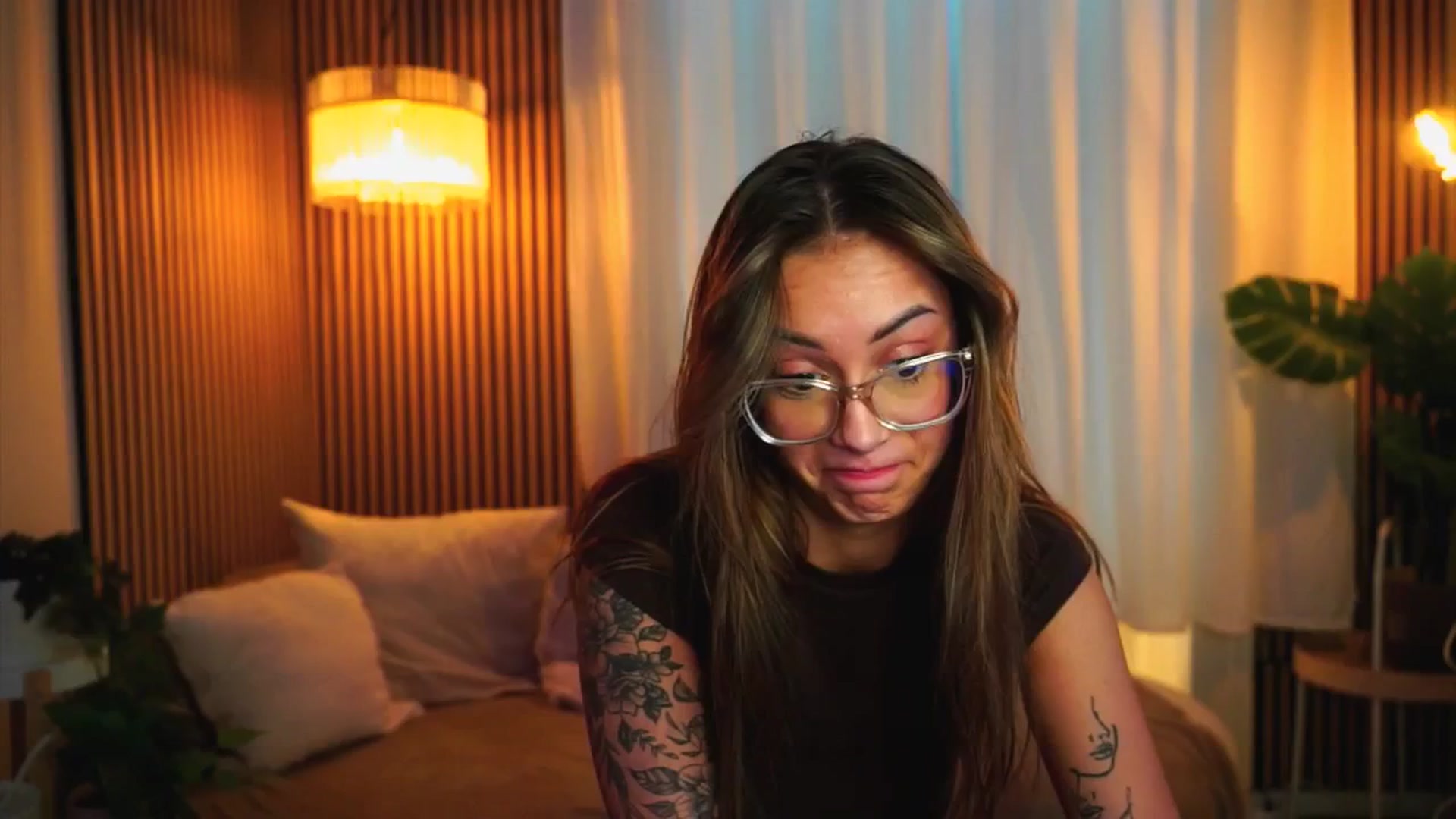 Gallery image thumbnail from Naomii18's myfreecams stream on, 06/19/2025, 16:06 image 16 of 20