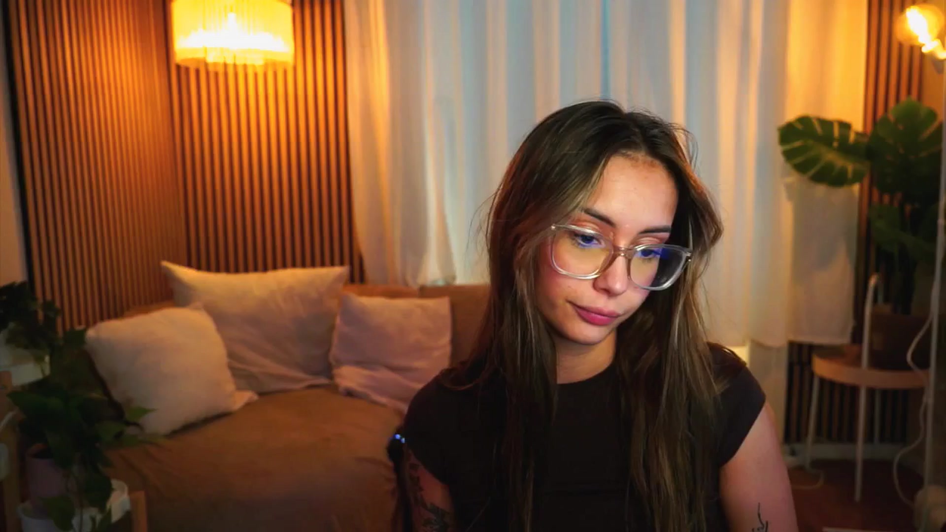 Gallery image thumbnail from Naomii18's myfreecams stream on, 06/19/2025, 16:06 image 18 of 20